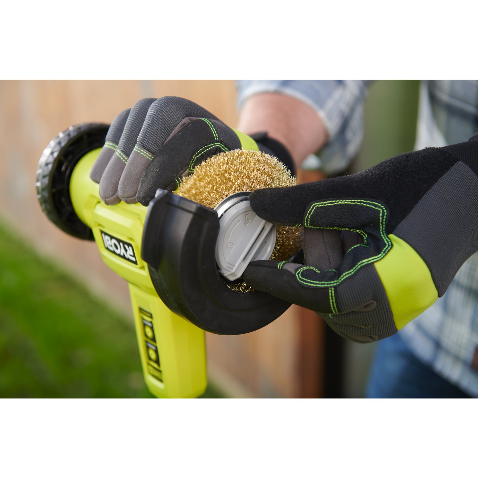 Perie de sârmă pentru rosturi Ryobi RAC814 - in utilizare 1