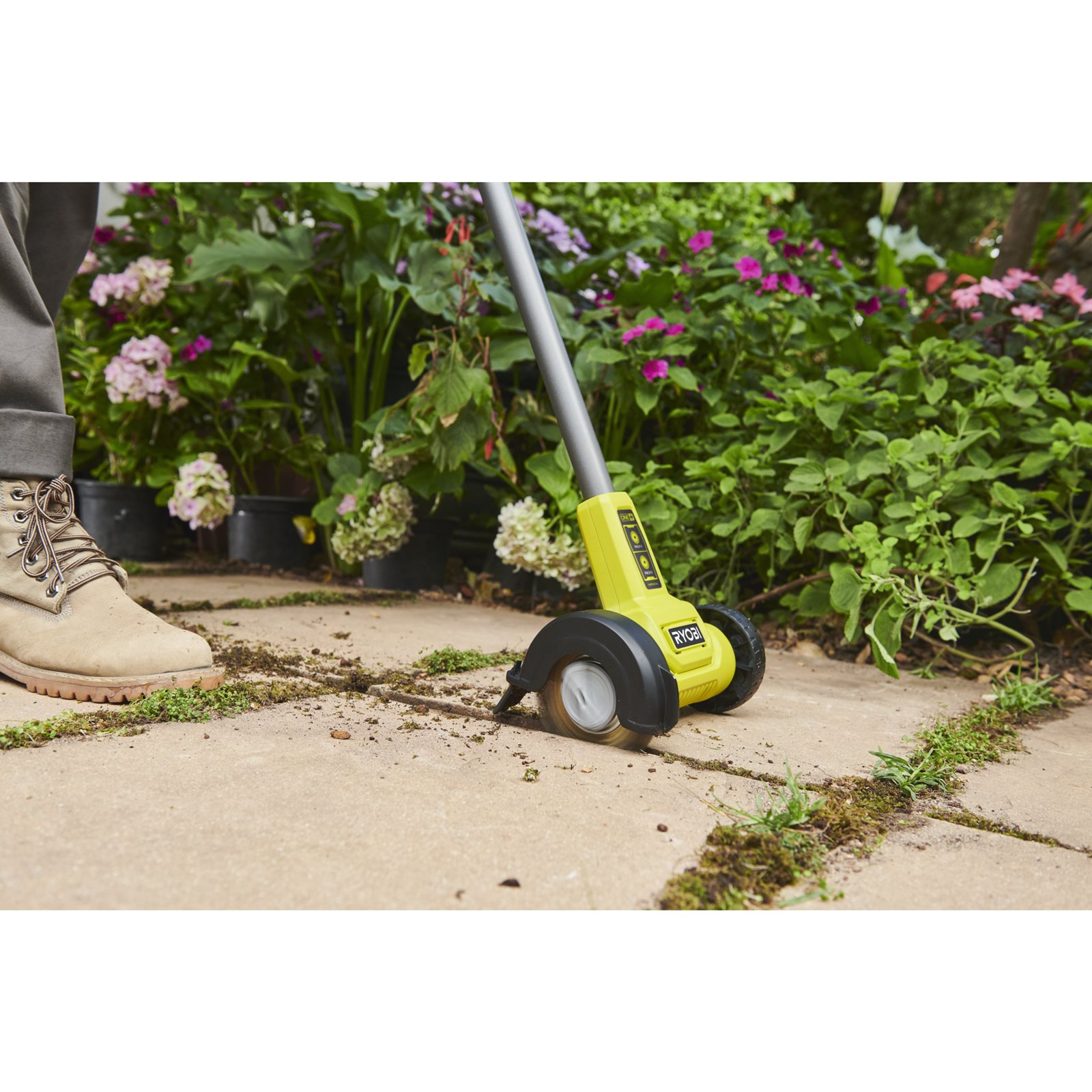 Perie de sârmă pentru rosturi Ryobi RAC814 - in utilizare 2