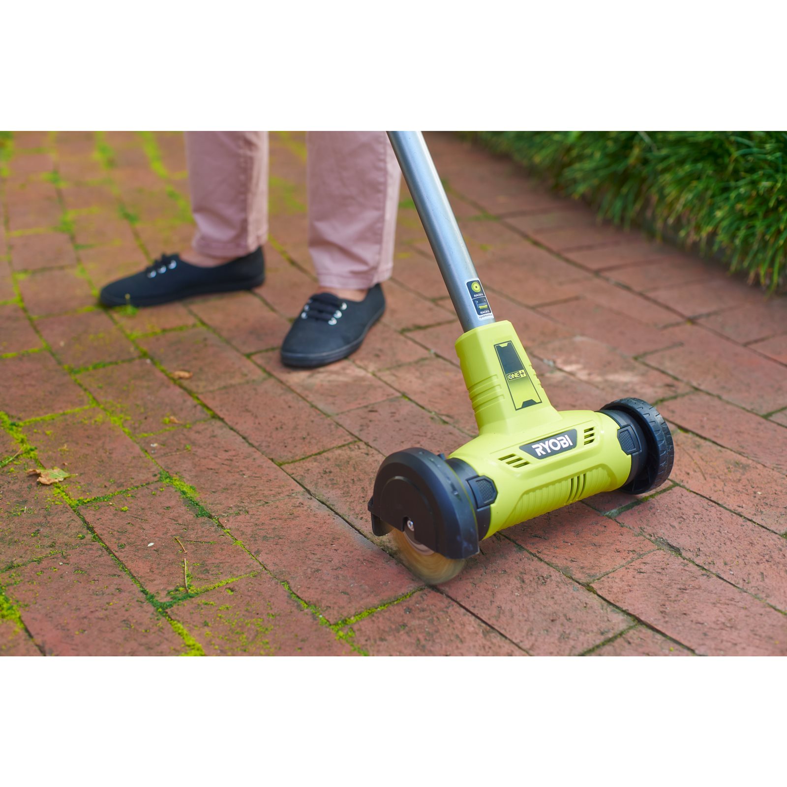Perie de sârmă pentru rosturi Ryobi RAC814 - in utilizare 3