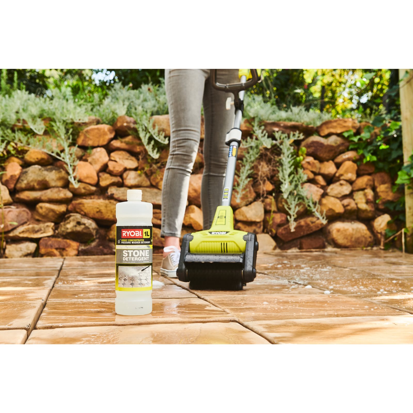 Perie universală pentru toate suprafețele Ryobi RAC816 - in utilizare 2
