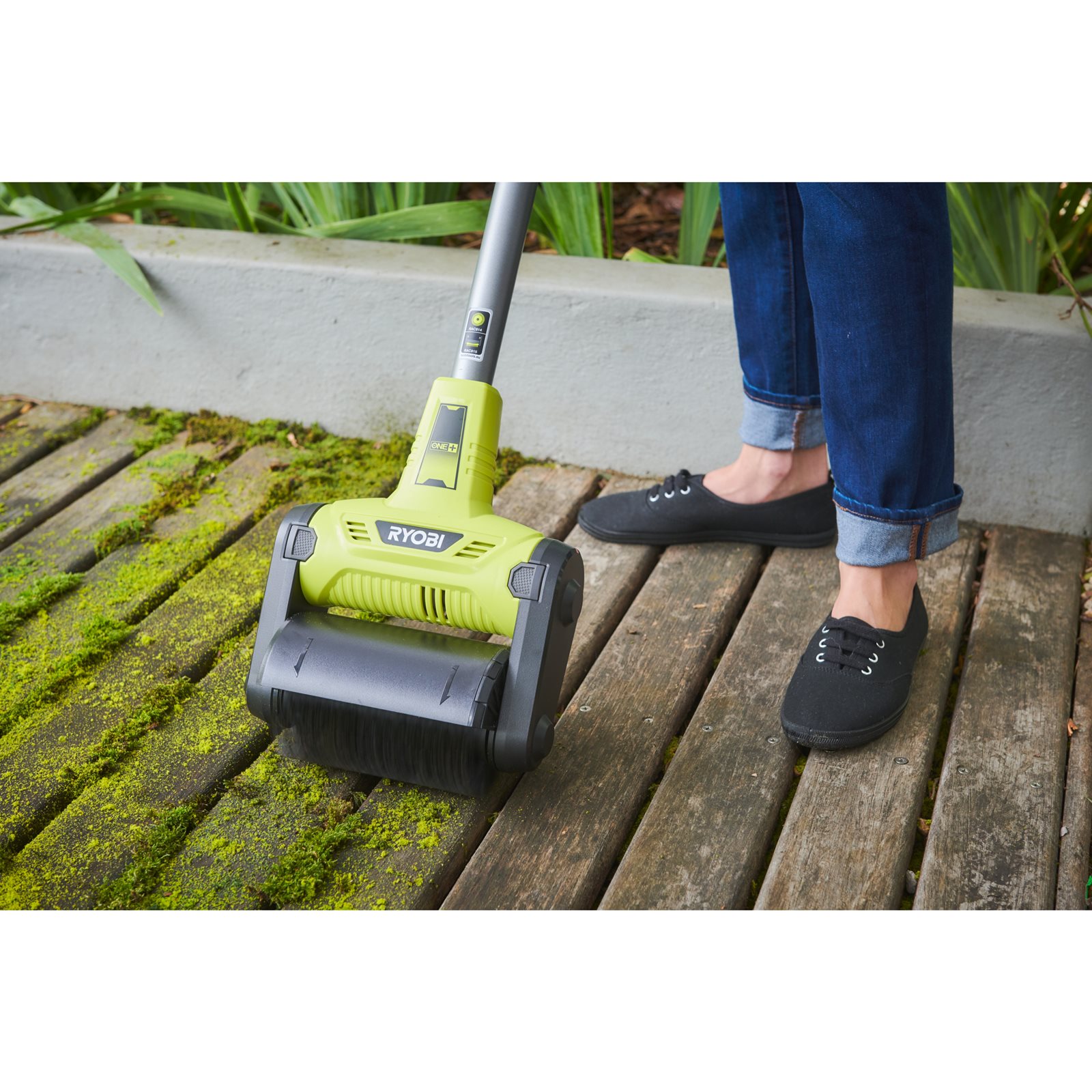 Perie universală pentru toate suprafețele Ryobi RAC816 - in utilizare 3