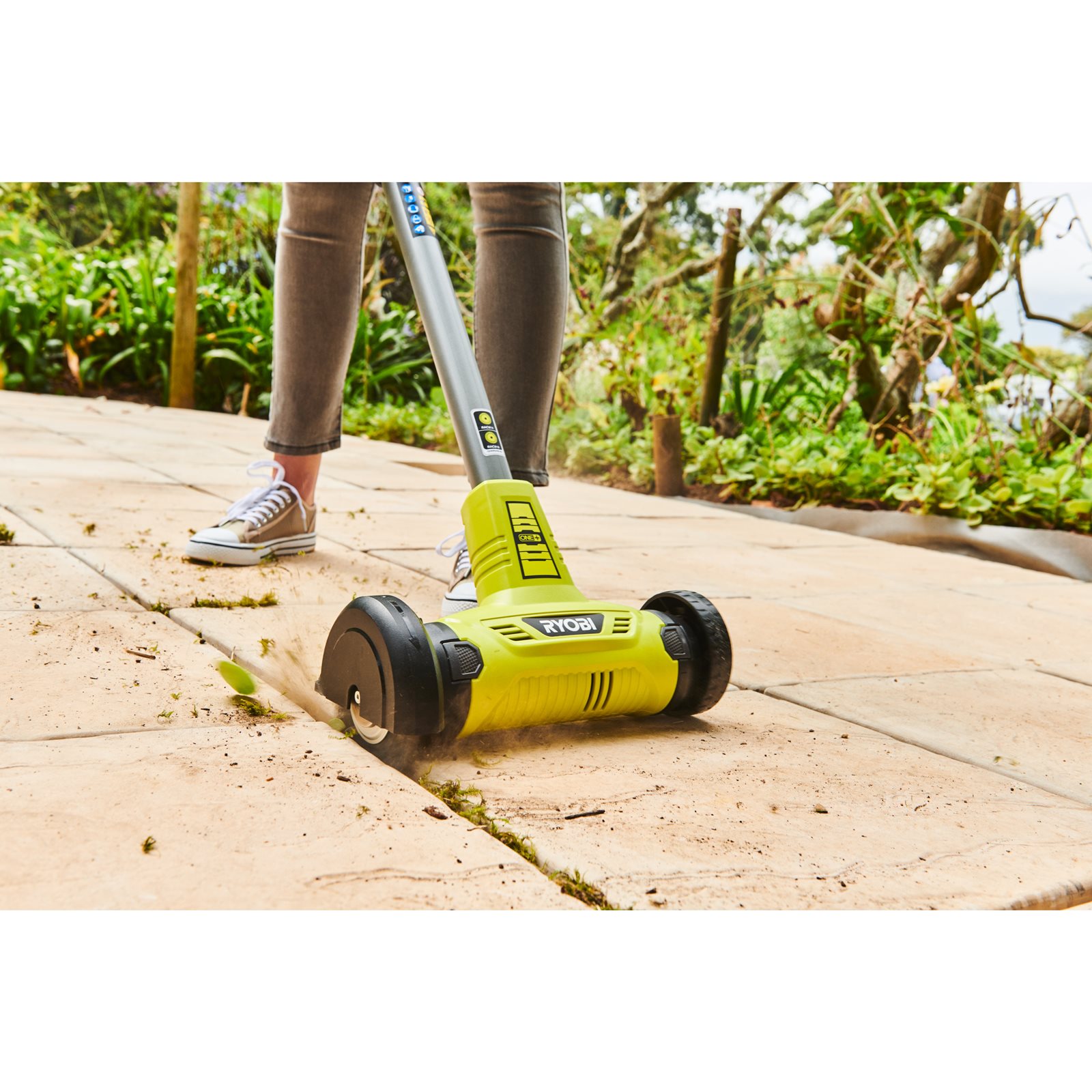 Perie de nylon pentru rosturi Ryobi RAC818 - in utilizare 1