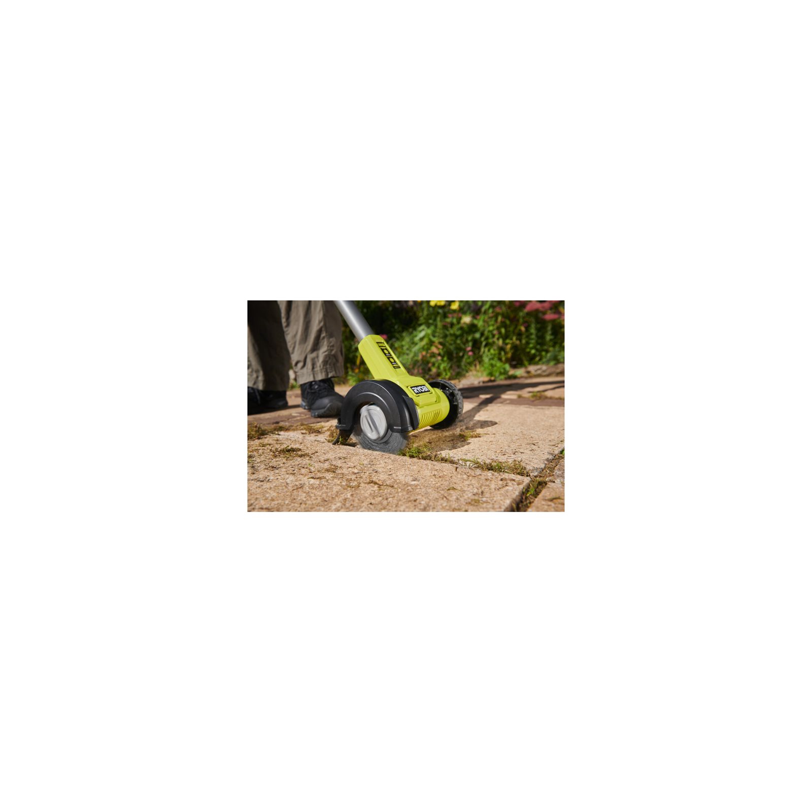 Perie de nylon pentru rosturi Ryobi RAC818 - in utilizare 2