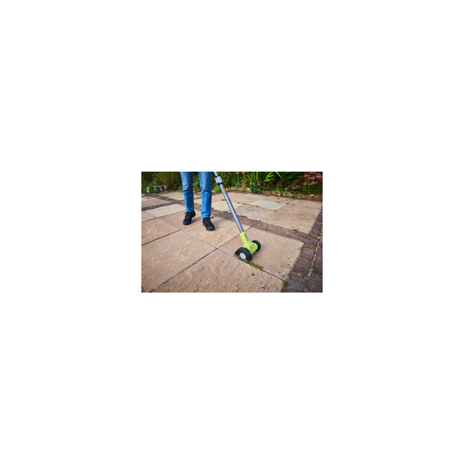 Perie de nylon pentru rosturi Ryobi RAC818 - in utilizare 3