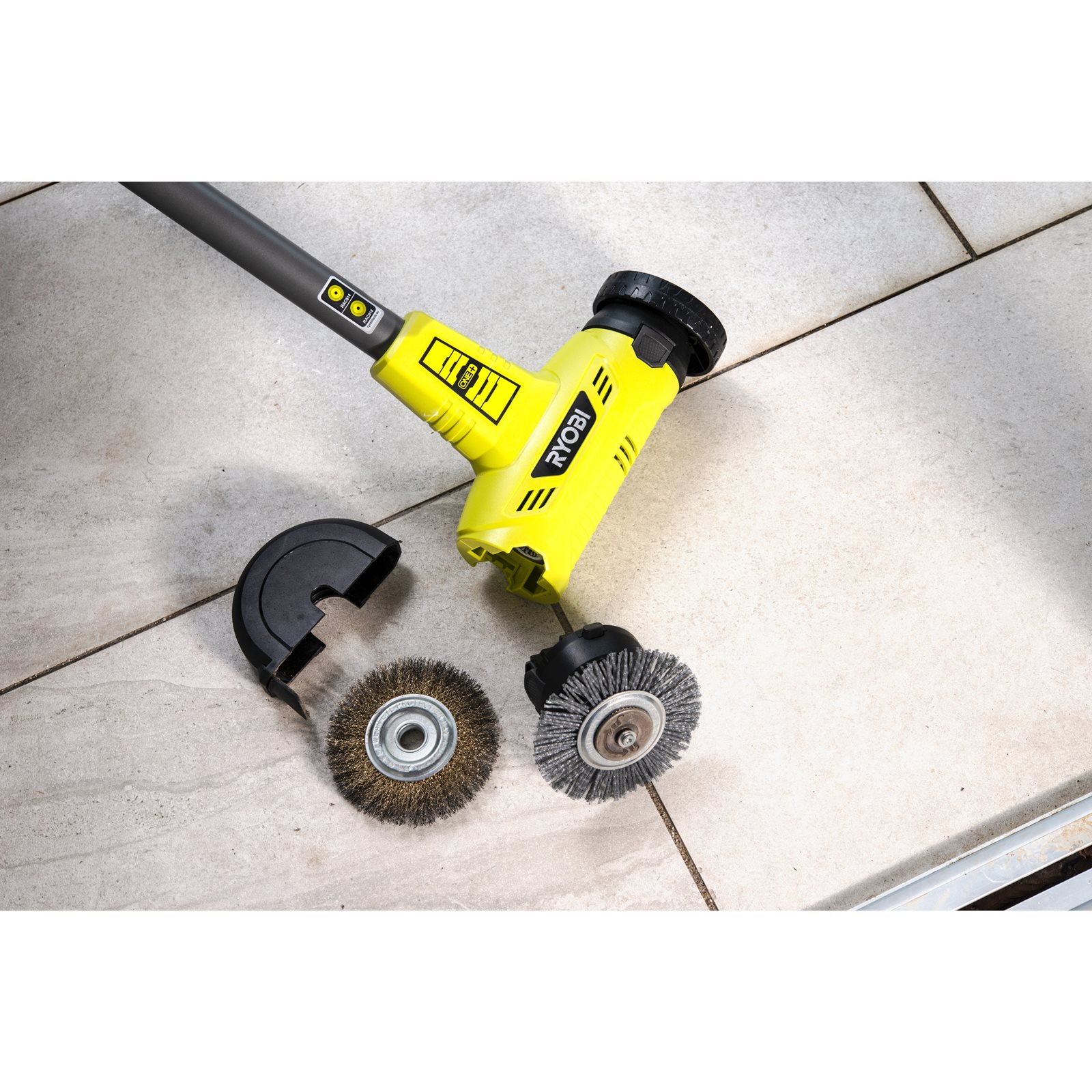 Perie de nylon pentru rosturi Ryobi RAC818 - in utilizare 4