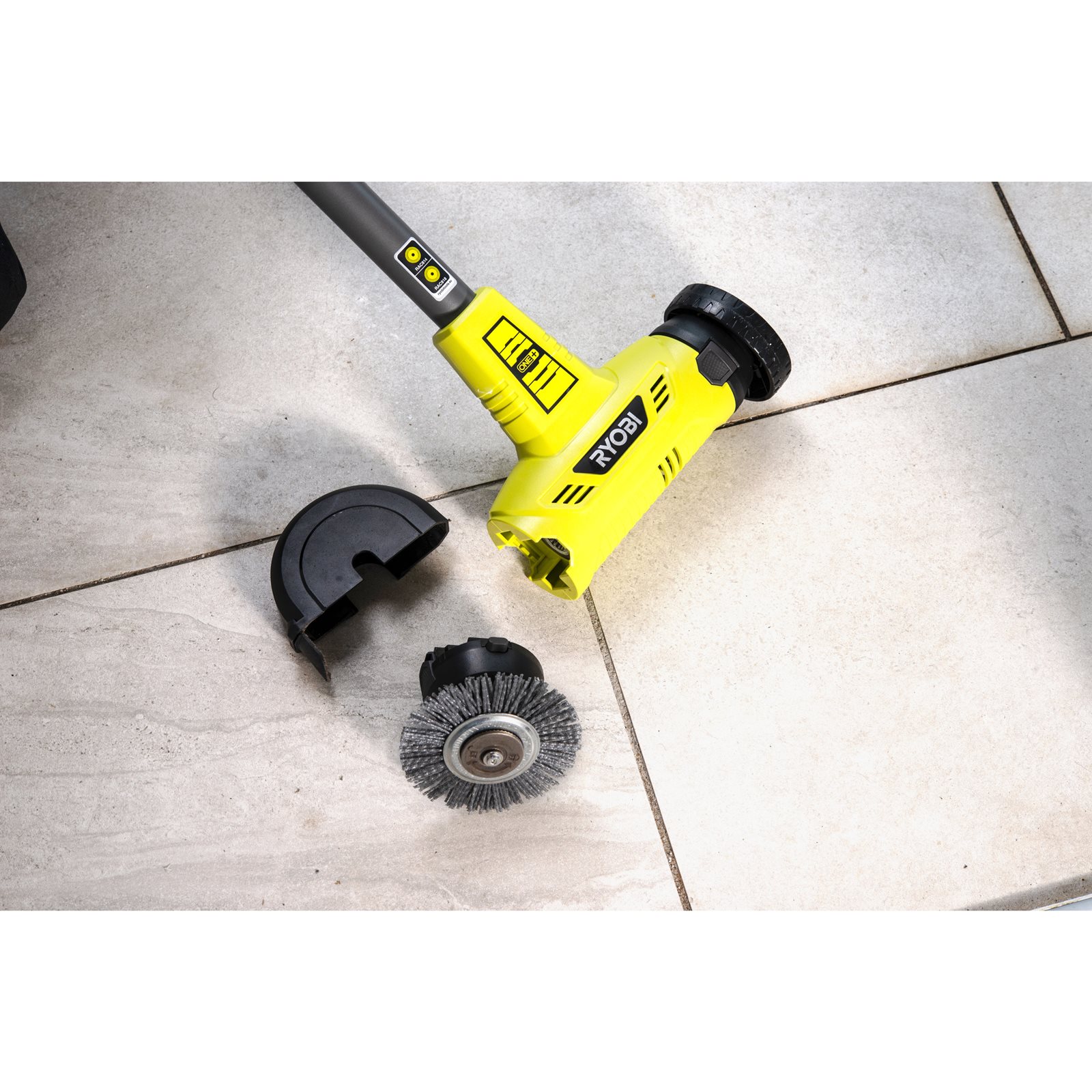 Perie de nylon pentru rosturi Ryobi RAC818 - in utilizare 5