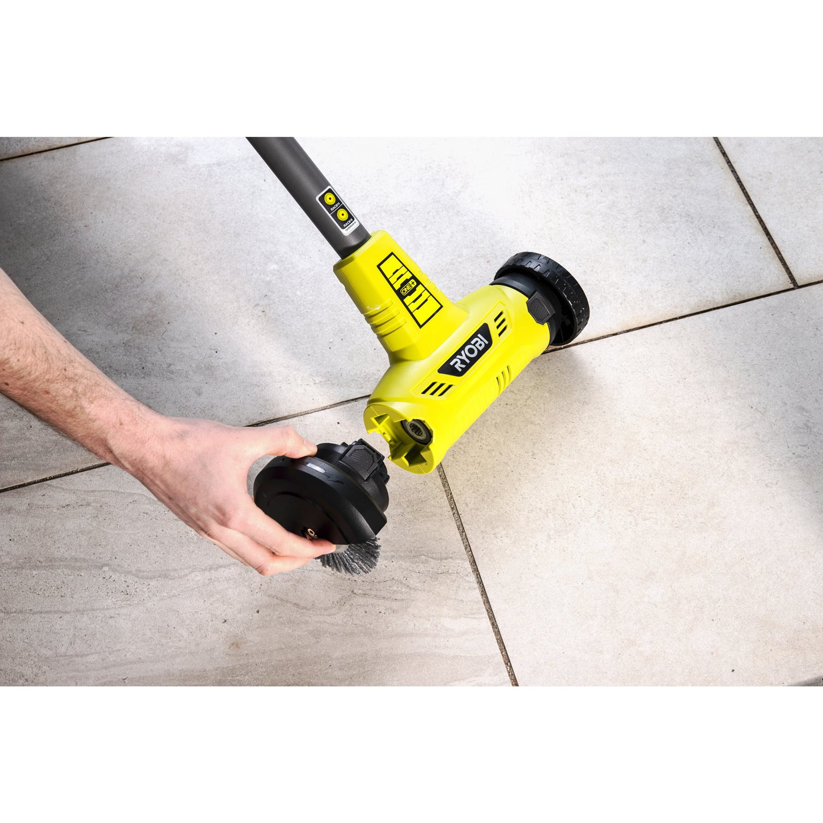 Perie de nylon pentru rosturi Ryobi RAC818 - in utilizare 6