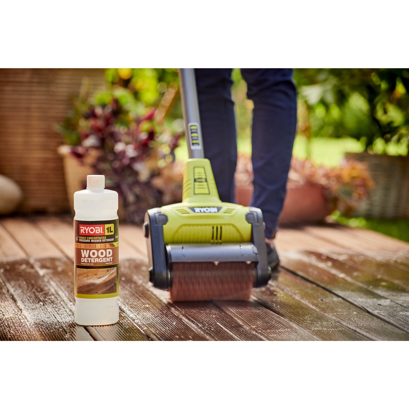 Perie pentru curățarea lemnului Ryobi RAC820 - in utilizare 2