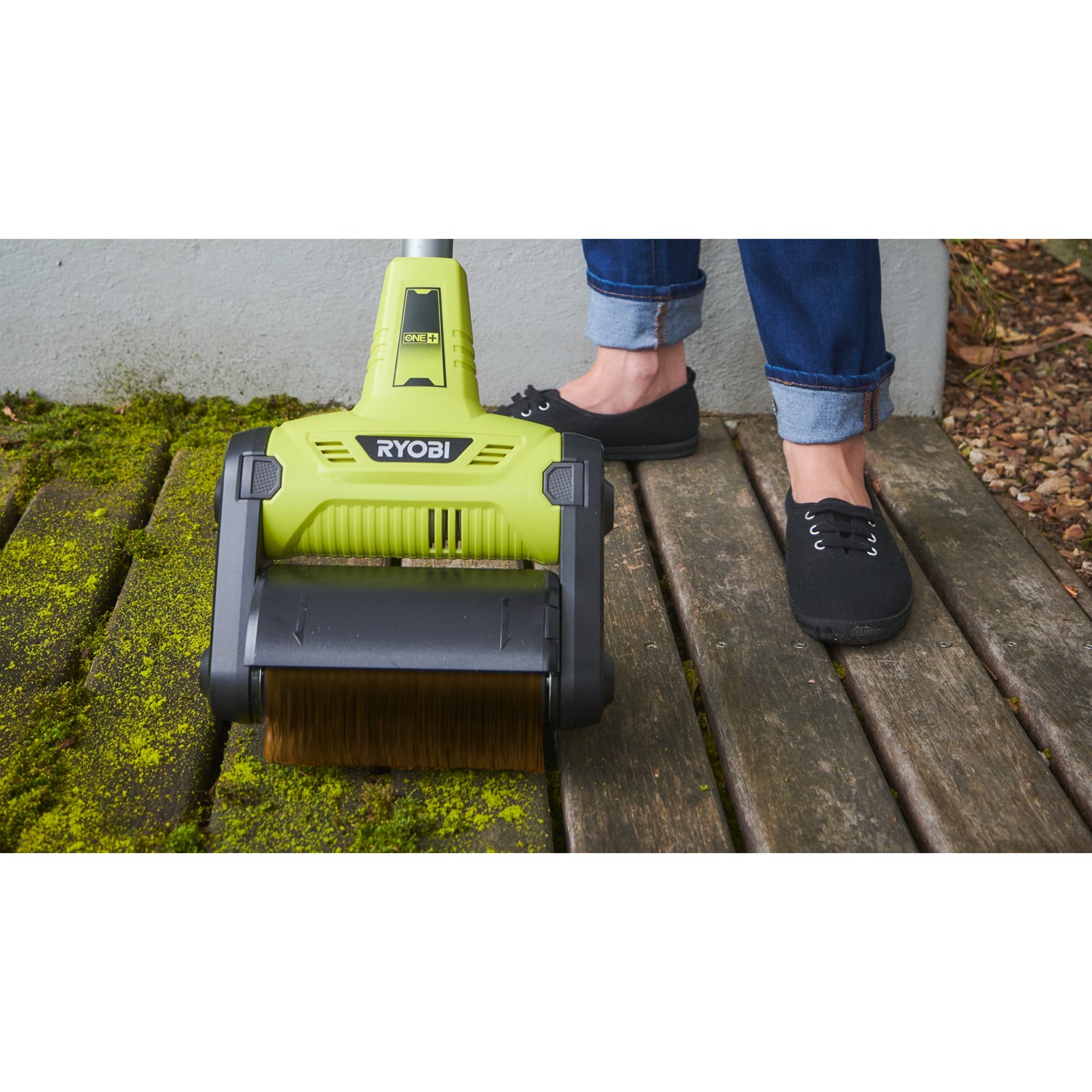 Perie pentru curățarea lemnului Ryobi RAC820 - in utilizare 4
