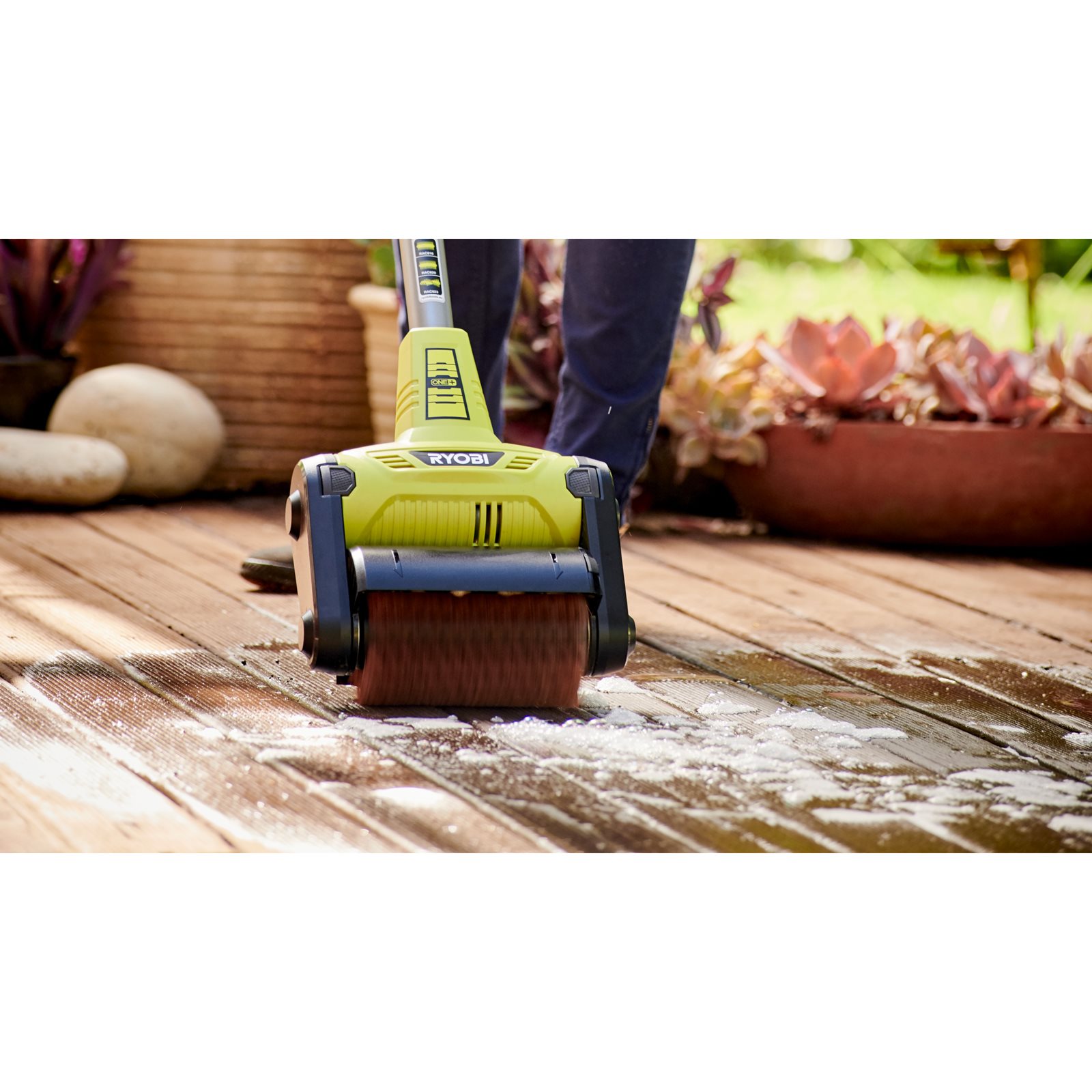 Perie pentru curățarea lemnului Ryobi RAC820 - in utilizare 6