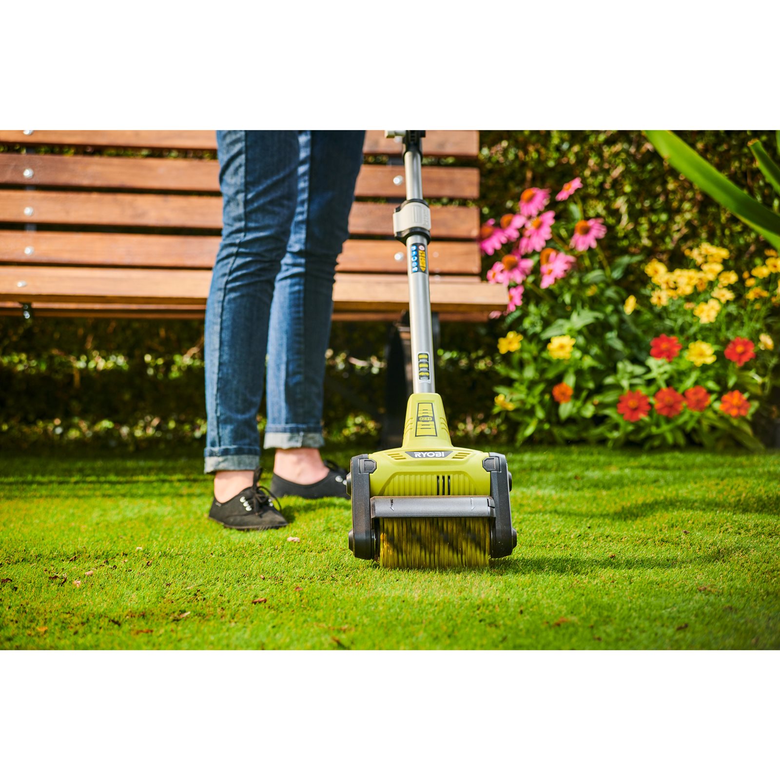 Perie pentru măturat Ryobi RAC823 - in utilizare 1