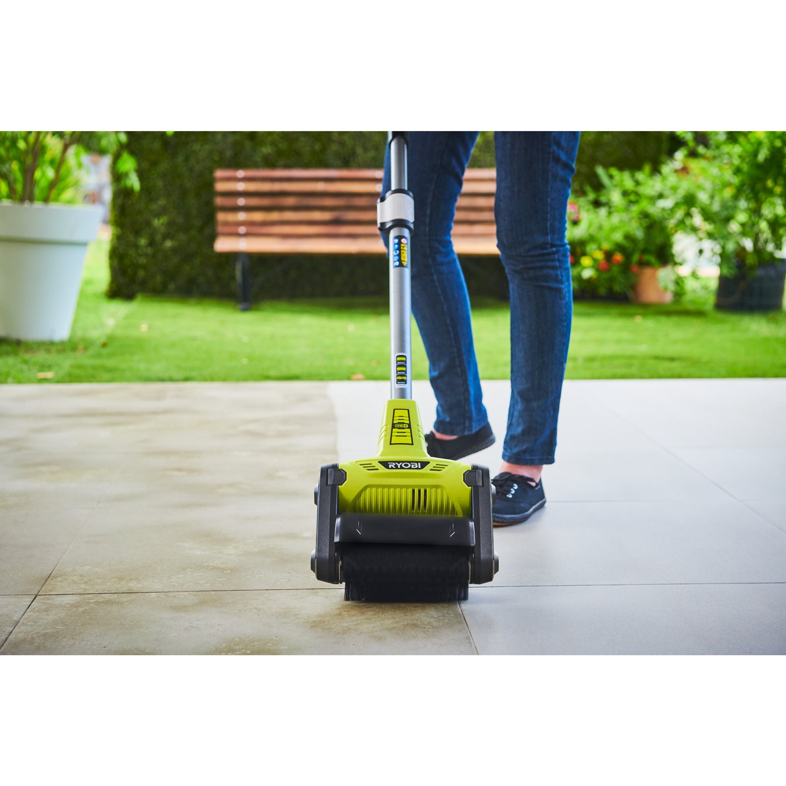Perie pentru măturat Ryobi RAC823 - in utilizare 4