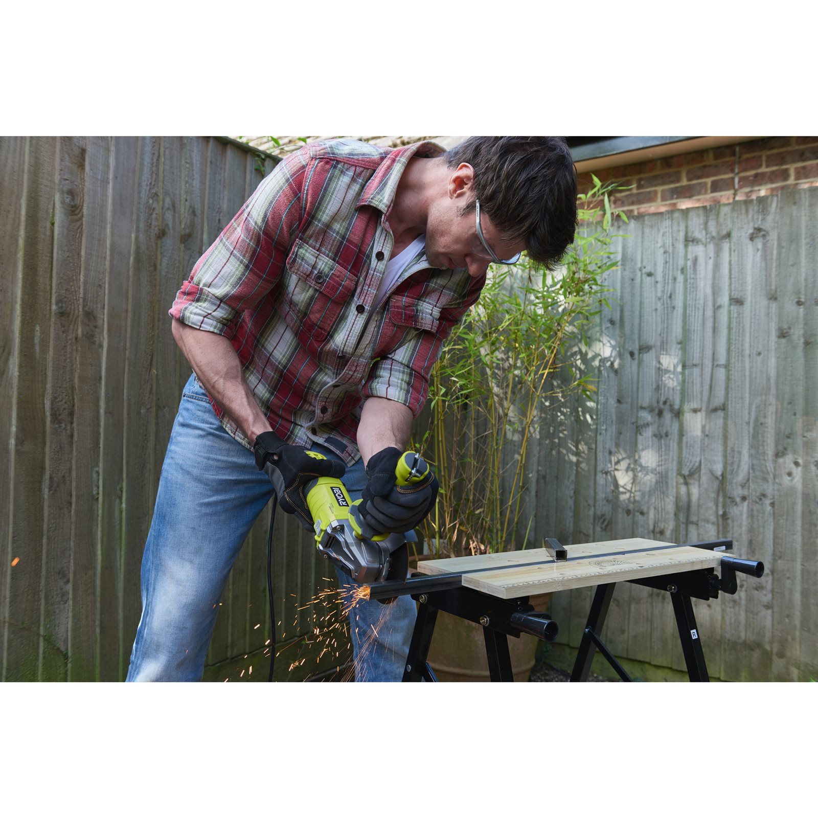 Polizor unghiular electric 1010 W, disc de 125 mm Ryobi RAG1010-125SF - in utilizare 1