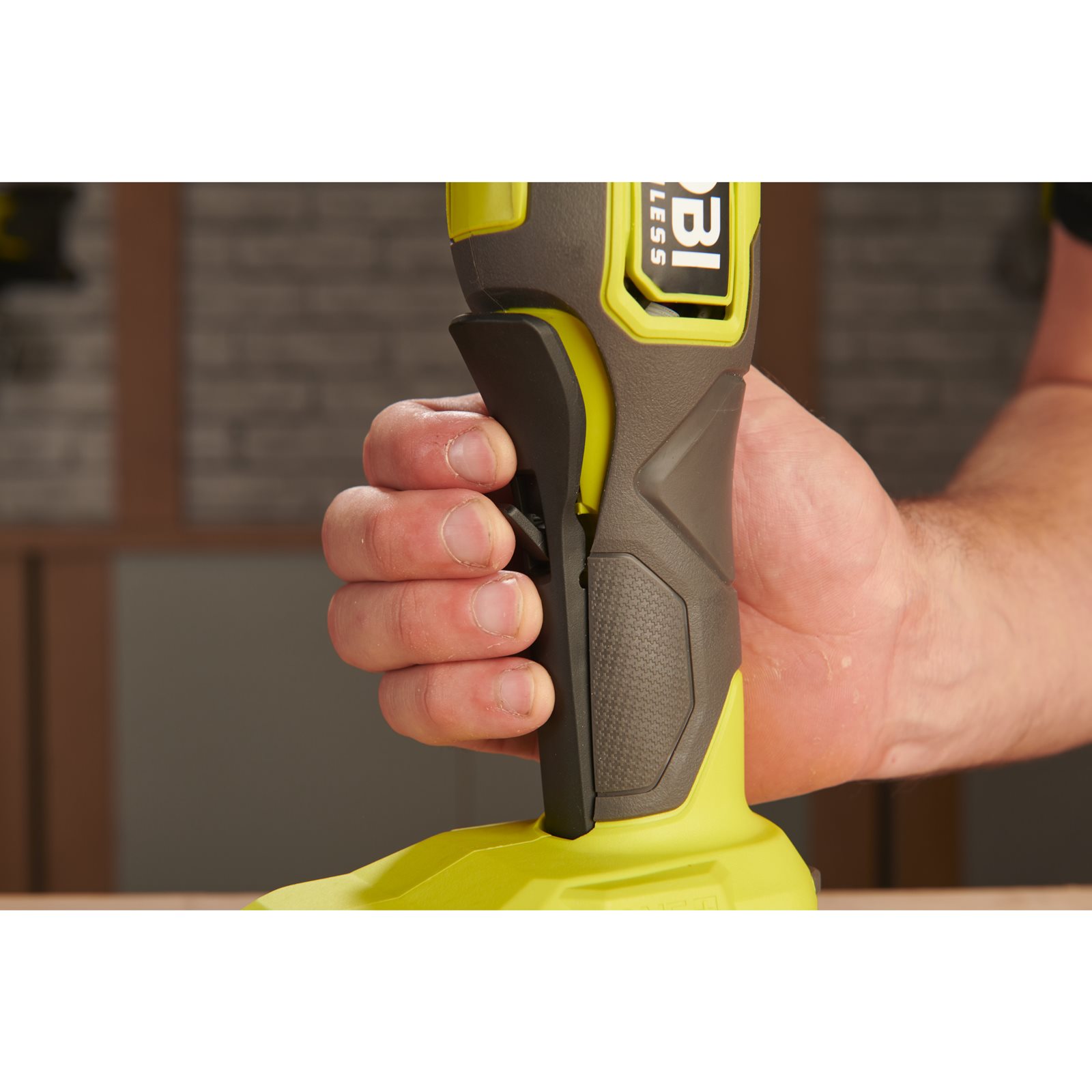 Polizoare unghiulare Ryobi RAG18BL-0 - in utilizare 4