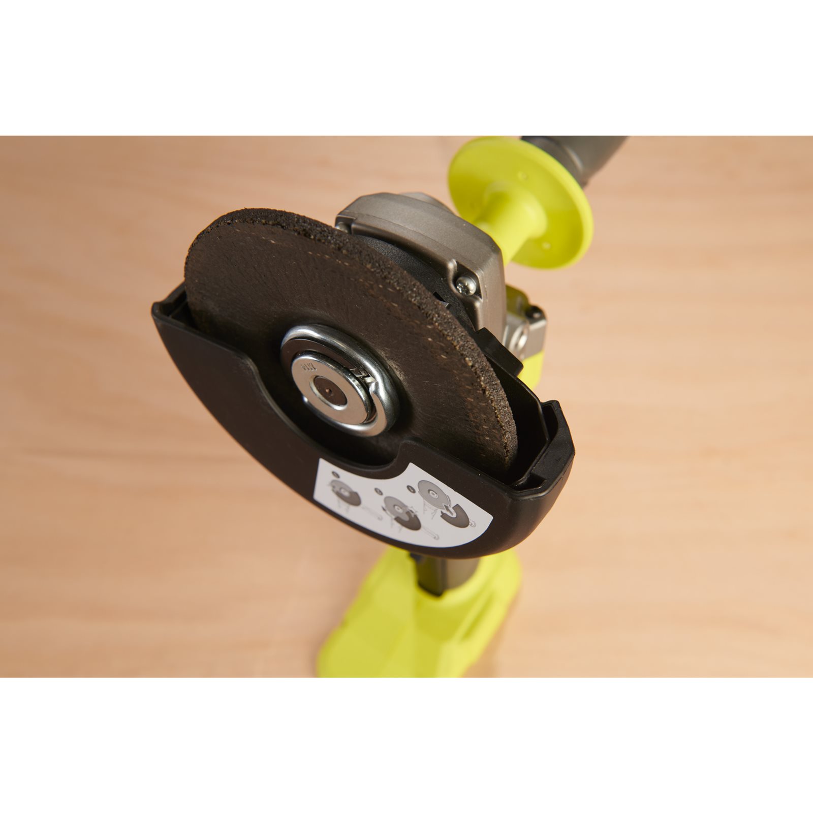 Polizoare unghiulare Ryobi RAG18BL-0 - in utilizare 5