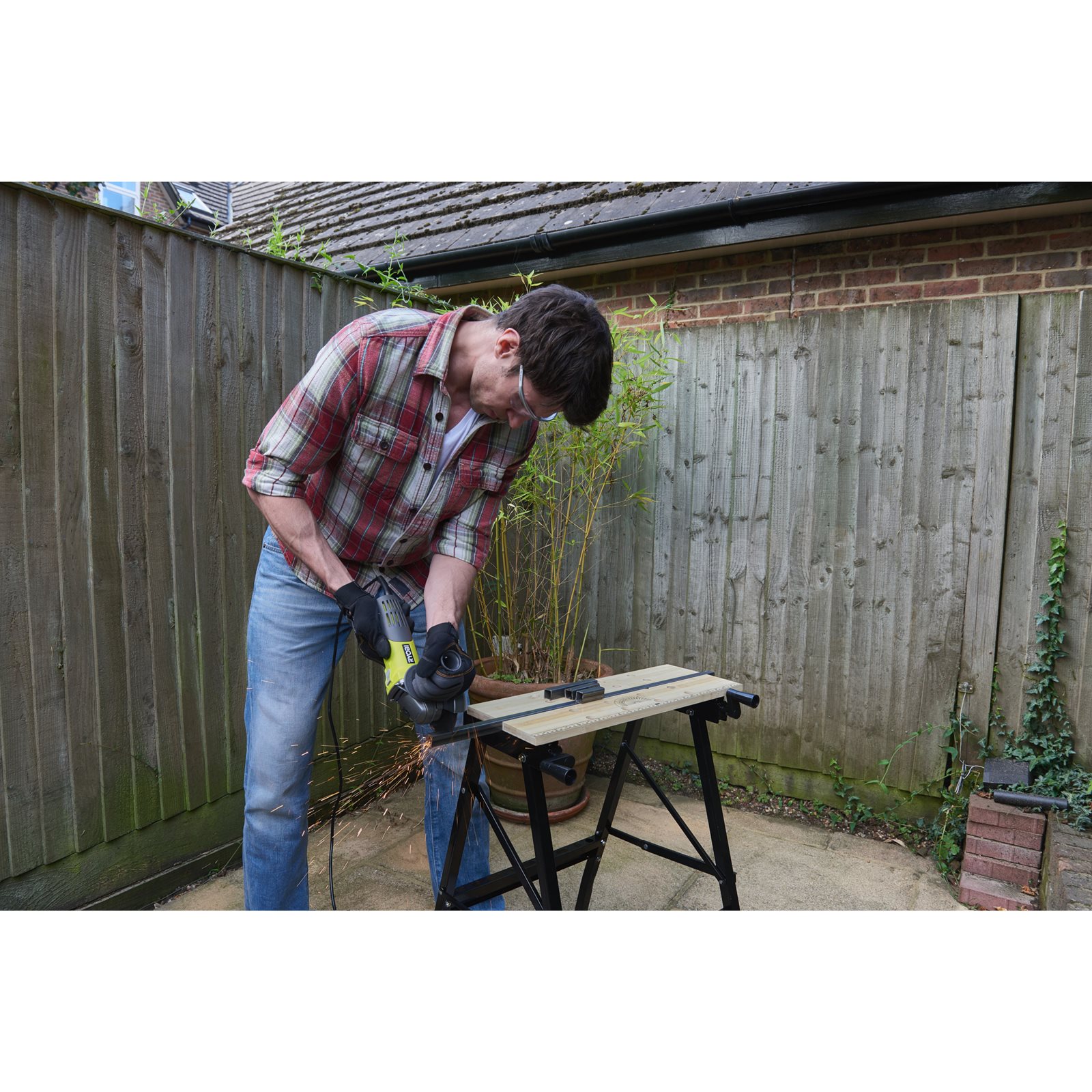 Polizor unghiular electric 600 W, disc de 115 mm Ryobi RAG600-115G - in utilizare 1