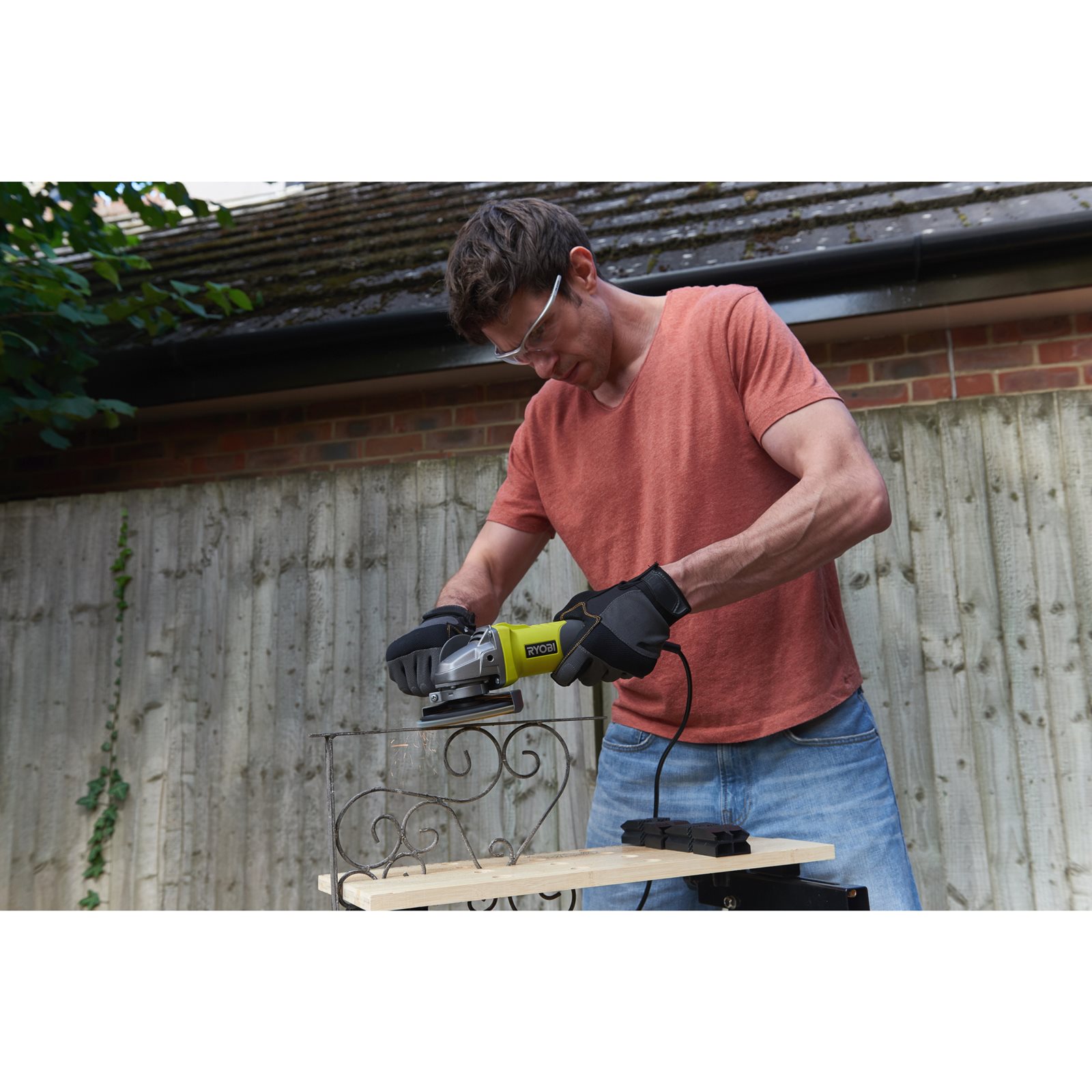 Polizor unghiular electric 600 W, disc de 115 mm Ryobi RAG600-115G - in utilizare 2