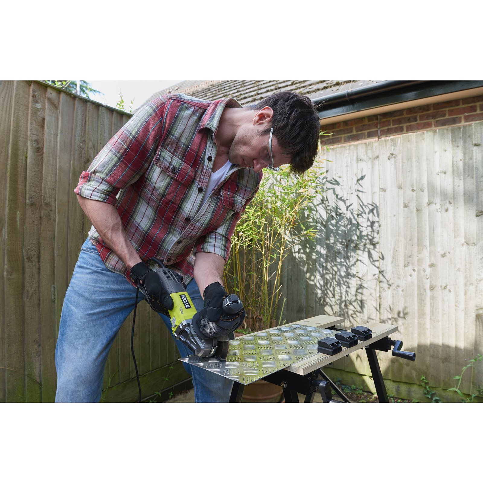 Polizor unghiular electric 800 W, disc de 125 mm Ryobi RAG800-125G - in utilizare 1