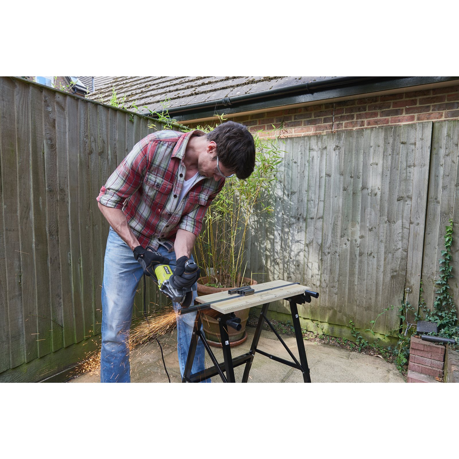 Polizor unghiular electric 800 W, disc de 125 mm Ryobi RAG800-125G - in utilizare 2