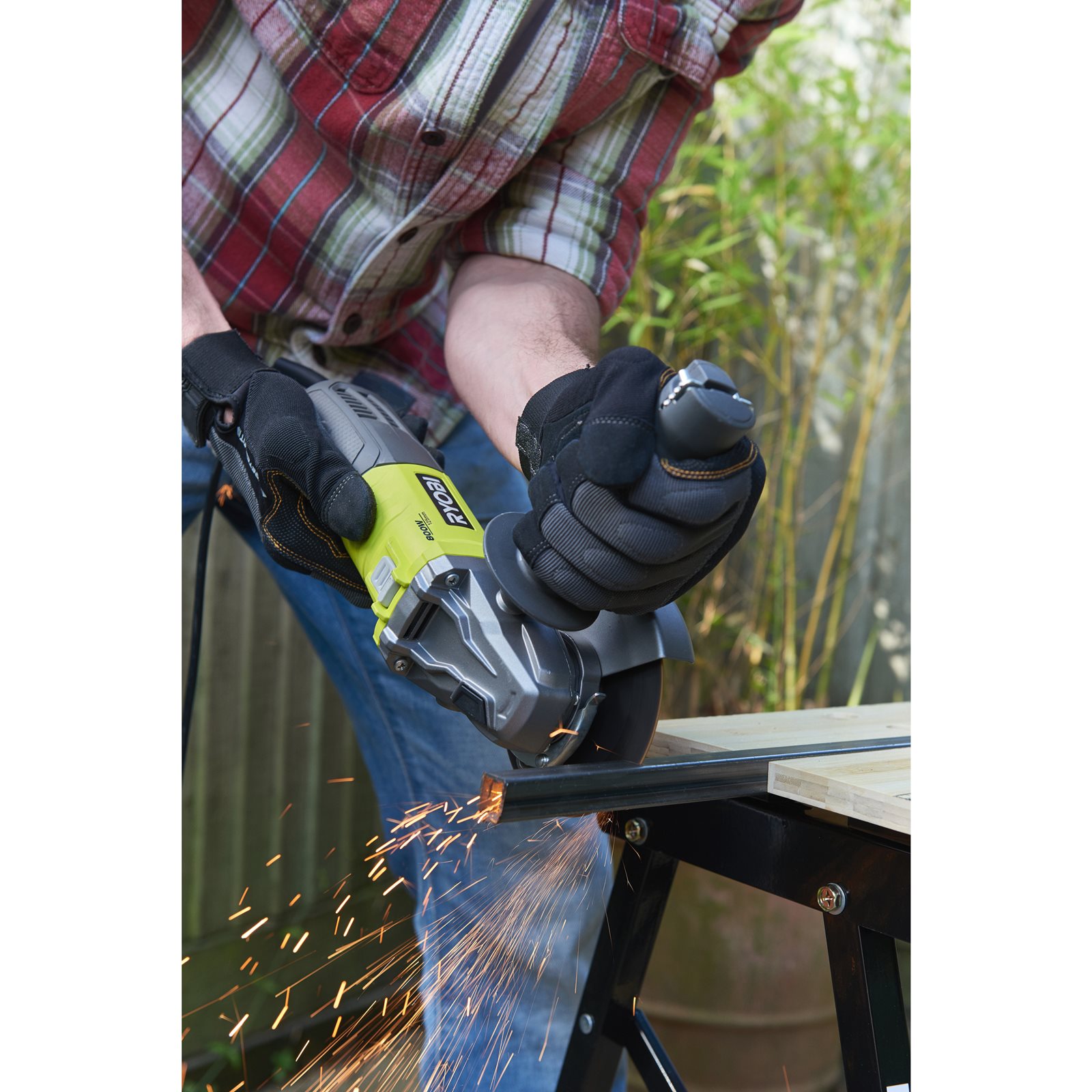 Polizor unghiular electric 800 W, disc de 125 mm Ryobi RAG800-125G - in utilizare 3