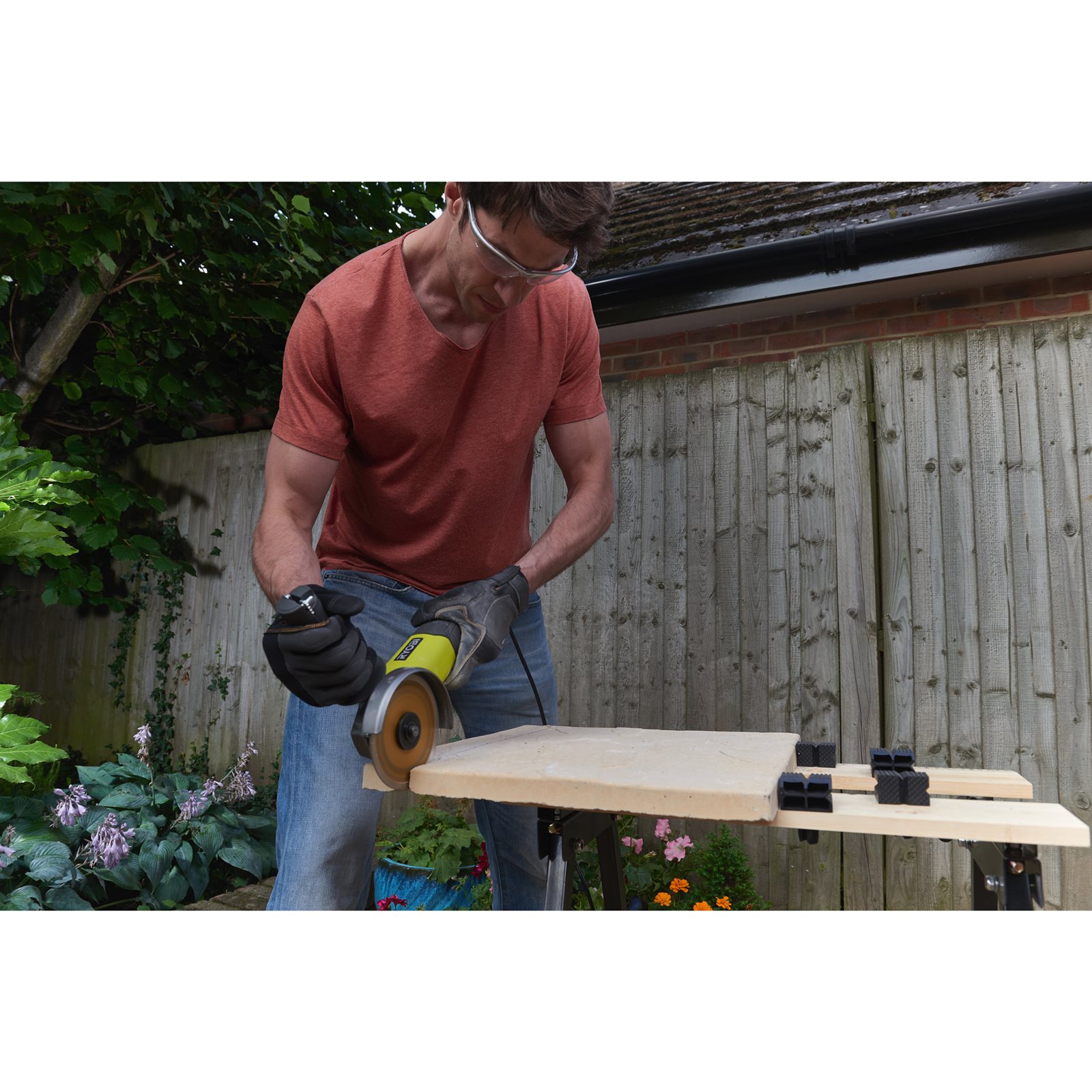Polizor unghiular electric 800 W, disc de 125 mm Ryobi RAG800-125G - in utilizare 5
