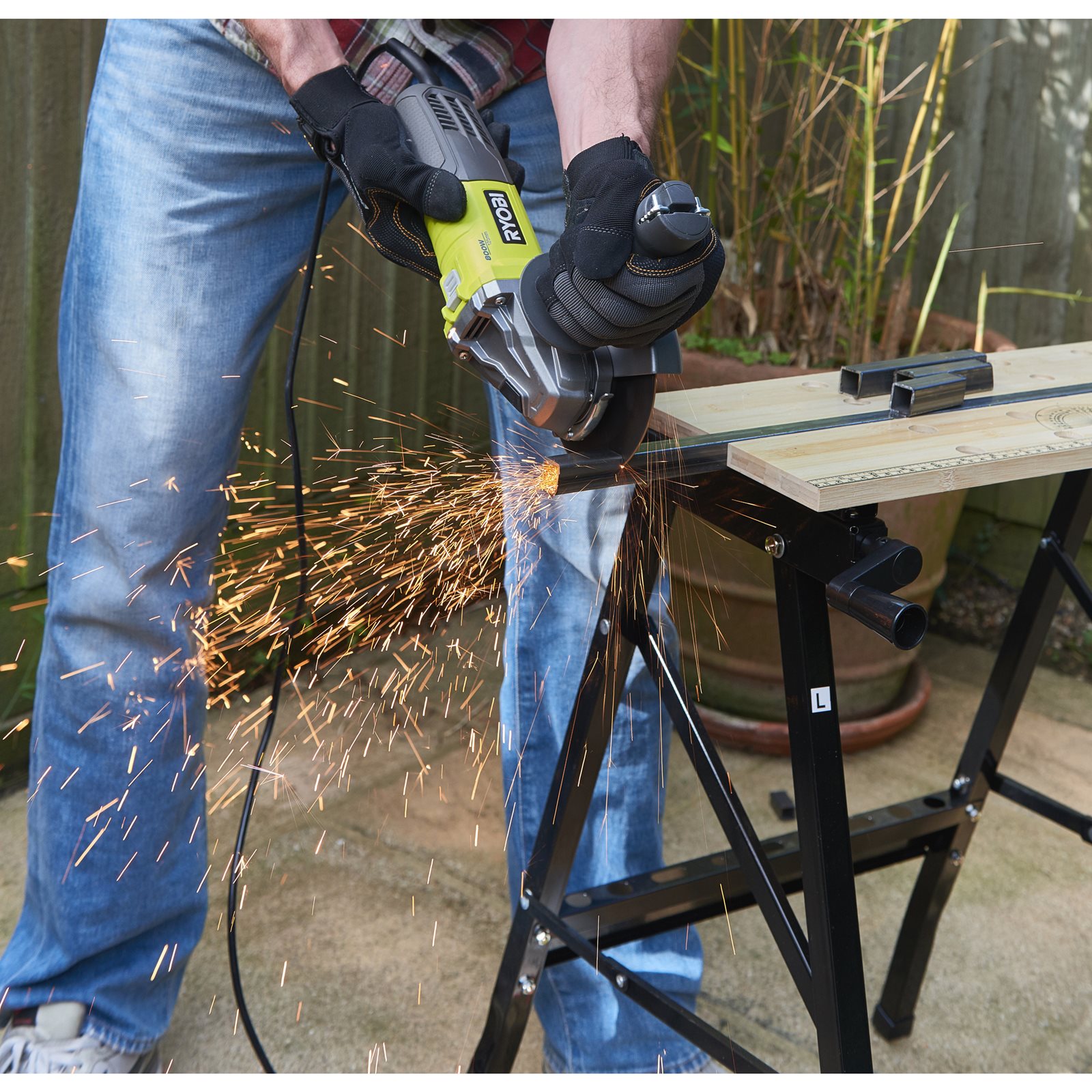 Polizor unghiular 800 W 125 mm Ryobi RAG800-125S - in utilizare 4
