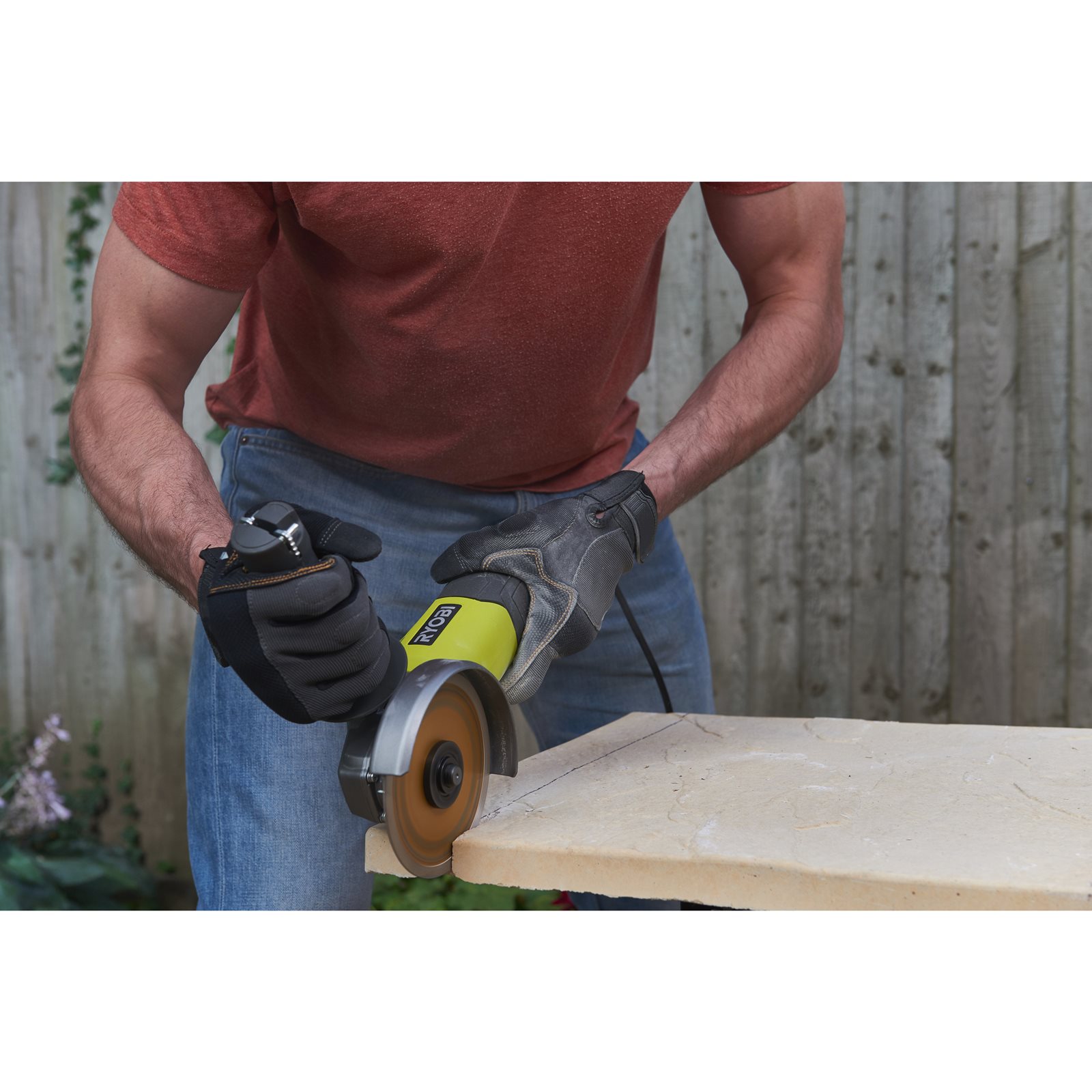 Polizor unghiular 800 W 125 mm Ryobi RAG800-125S - in utilizare 6