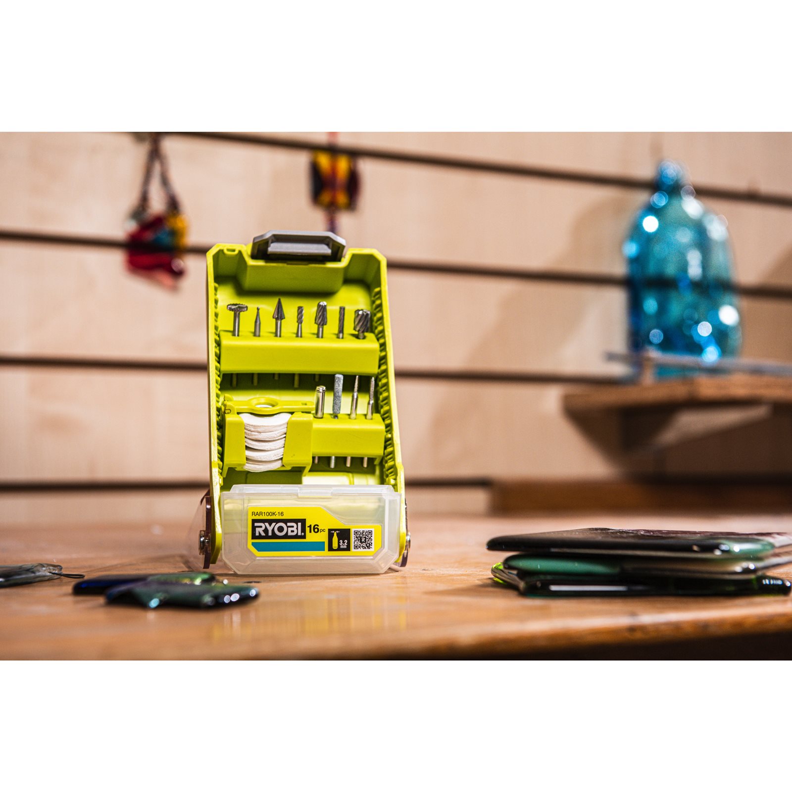 Set de 16 piese pentru sculptură și gravură Ryobi RAR100K-16 - in utilizare 1