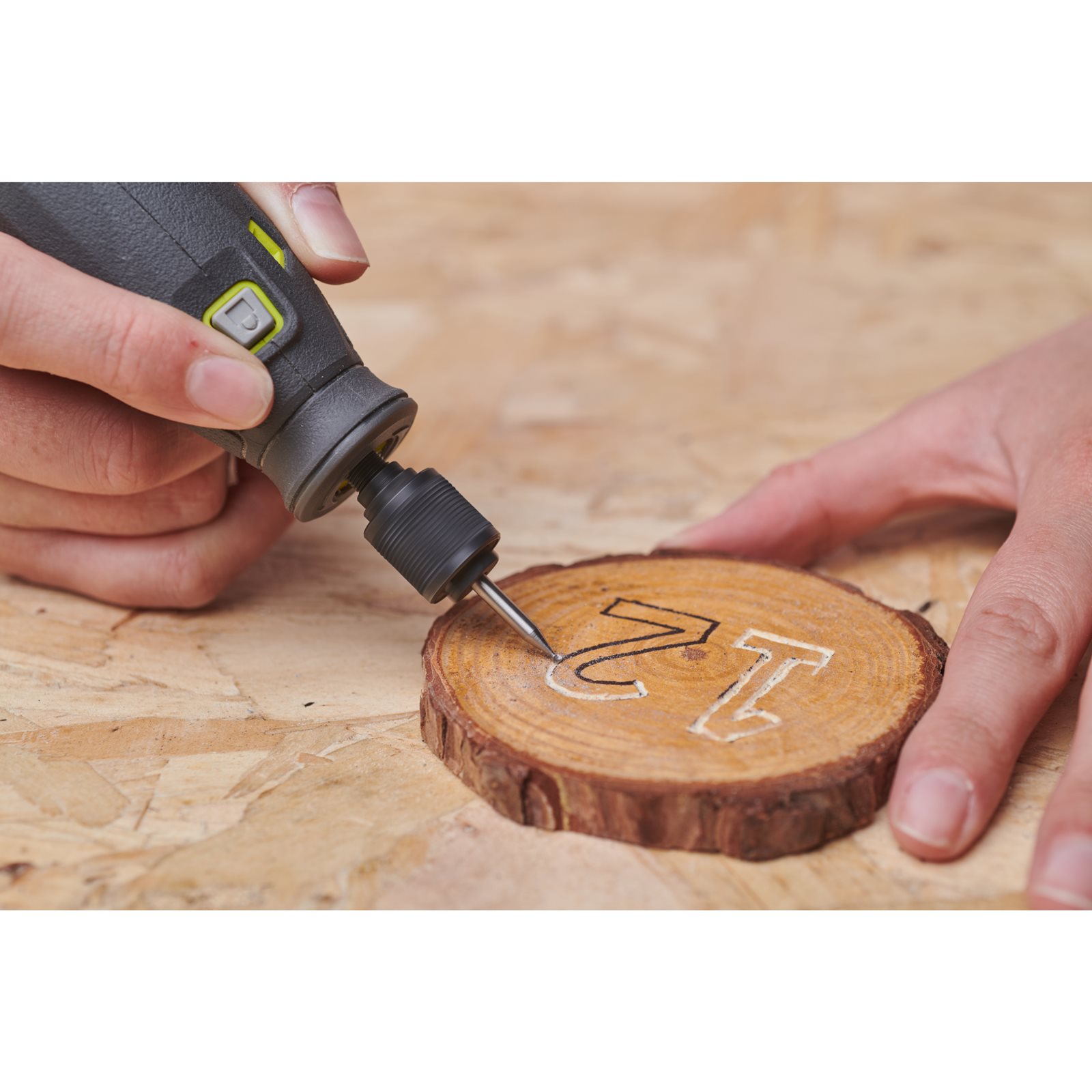 Freză rotundă pentru gravuri de 1,6 mm Ryobi RAR101 - in utilizare 1