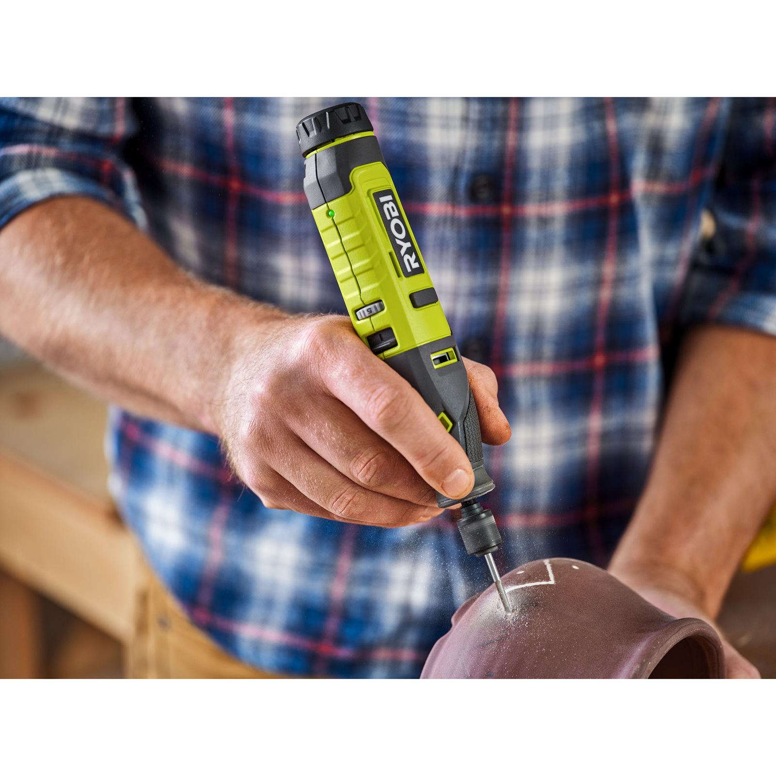 Freză rotundă pentru gravuri de 1,6 mm Ryobi RAR101 - in utilizare 2
