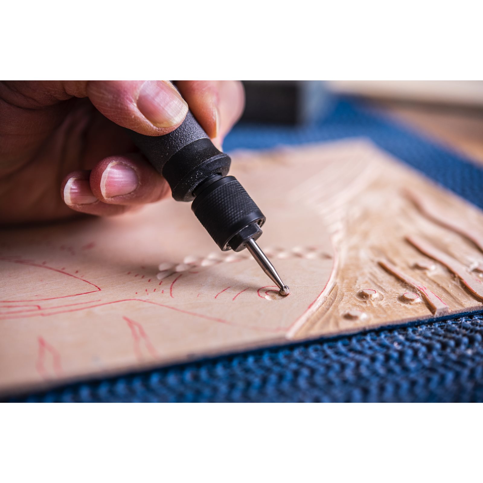 Freză rotundă pentru gravuri de 1,6 mm Ryobi RAR101 - in utilizare 3
