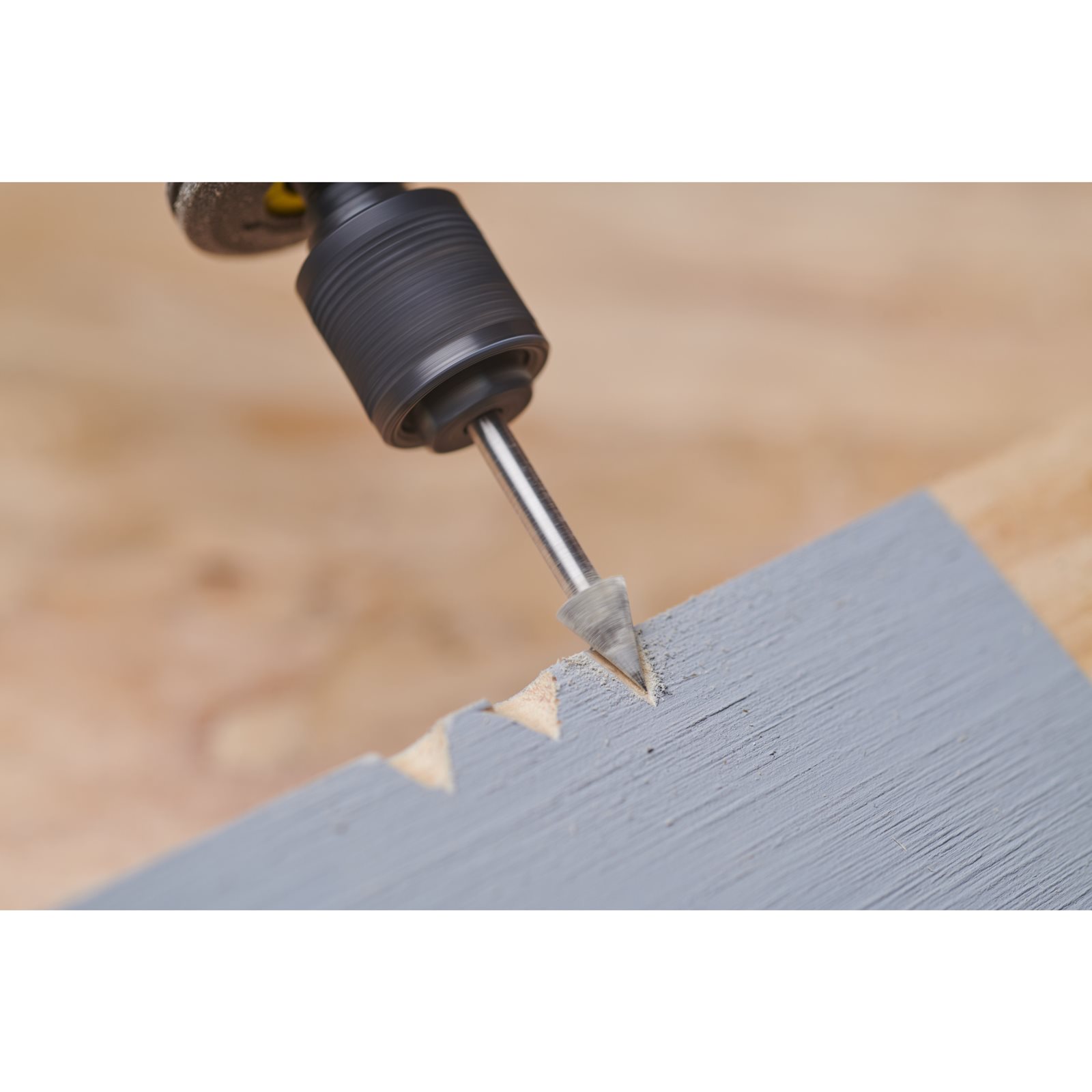 Freză triunghiulară ascuțită de 6,35 mm Ryobi RAR102 - in utilizare 1