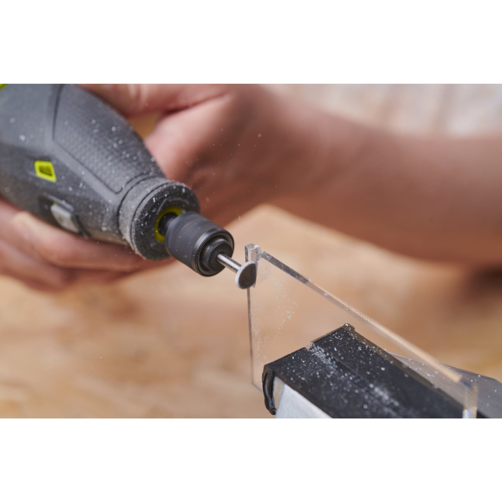 Freză canelată plată de mare viteză de 9,5 mm Ryobi RAR103 - in utilizare 1