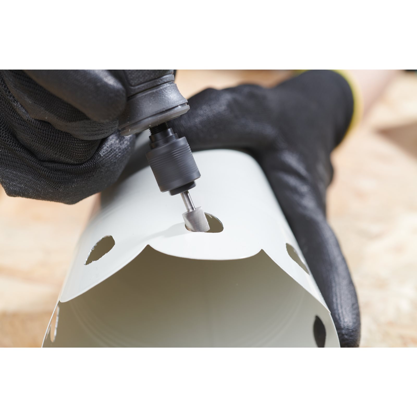 Freză cilindrică de 7,9 mm Ryobi RAR104 - in utilizare 1