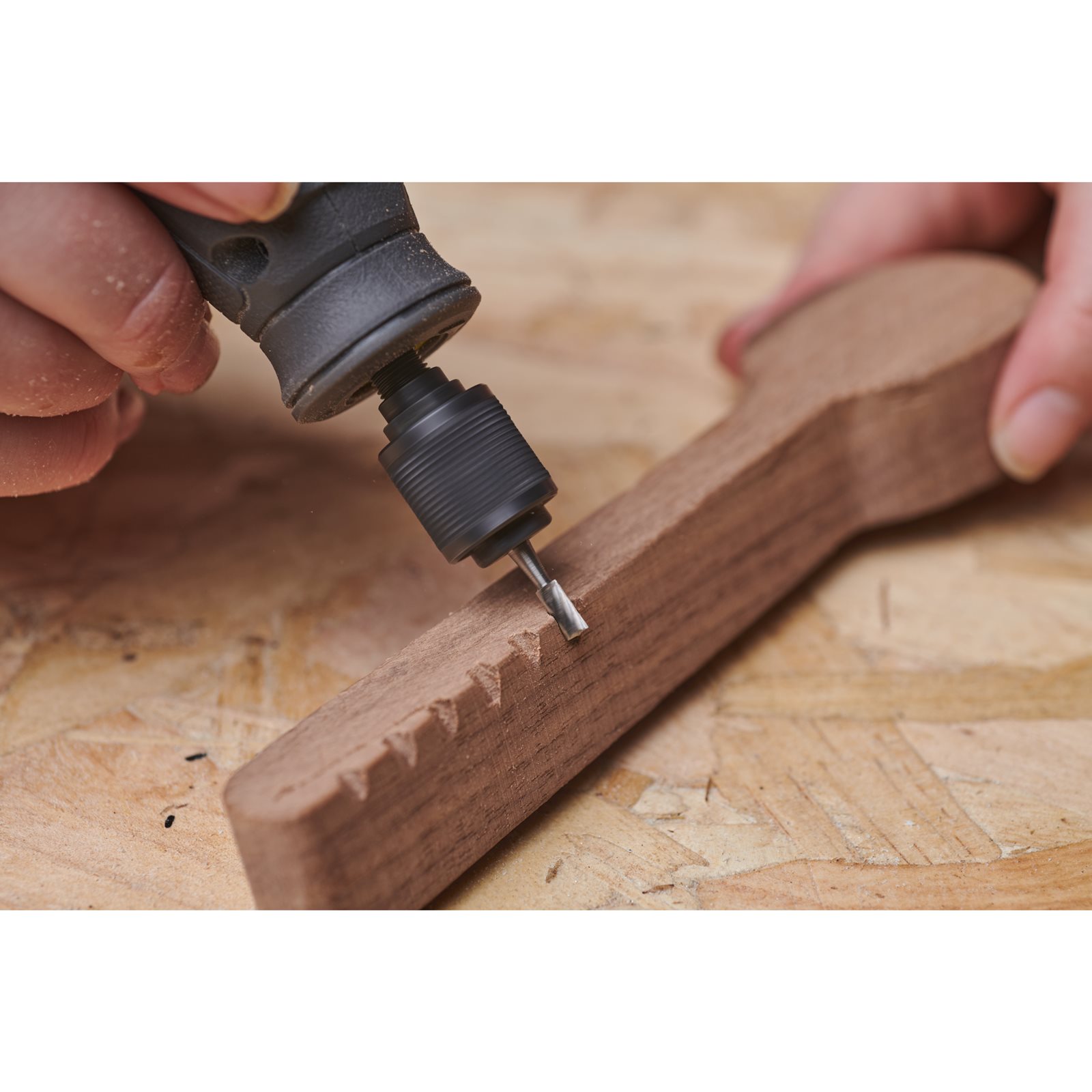 Freză cilindrică canelată 3,18 mm Ryobi RAR106 - in utilizare 1