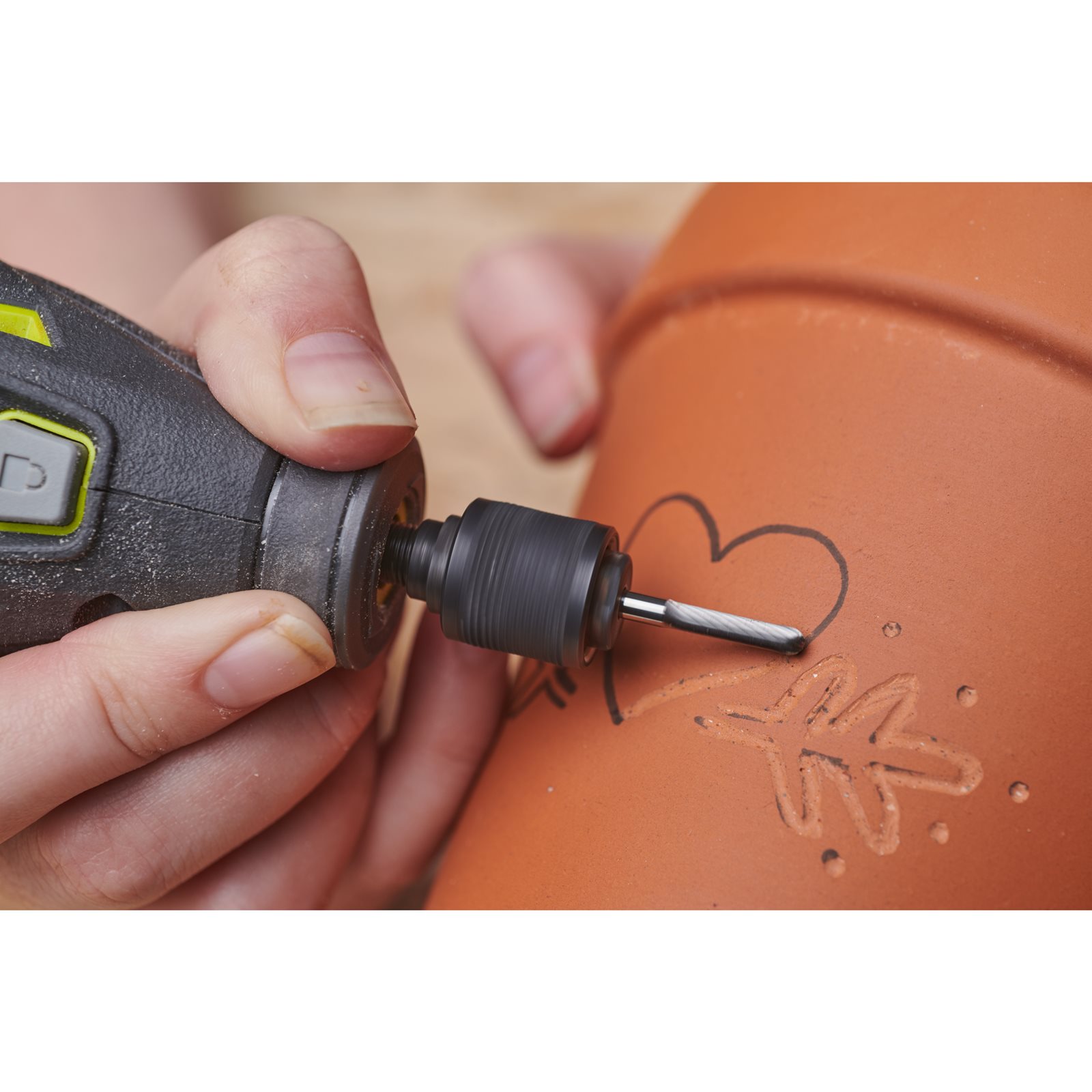 Freză tip suliță de 3,2 mm de carbid Ryobi RAR108 - in utilizare 1