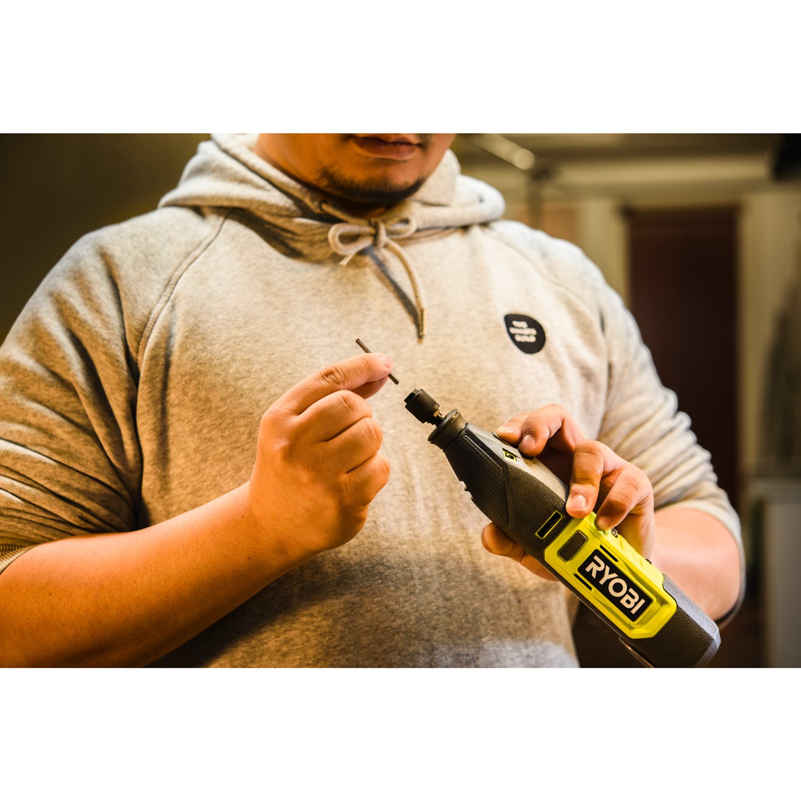 Freză tip suliță de 3,2 mm de carbid Ryobi RAR108 - in utilizare 4