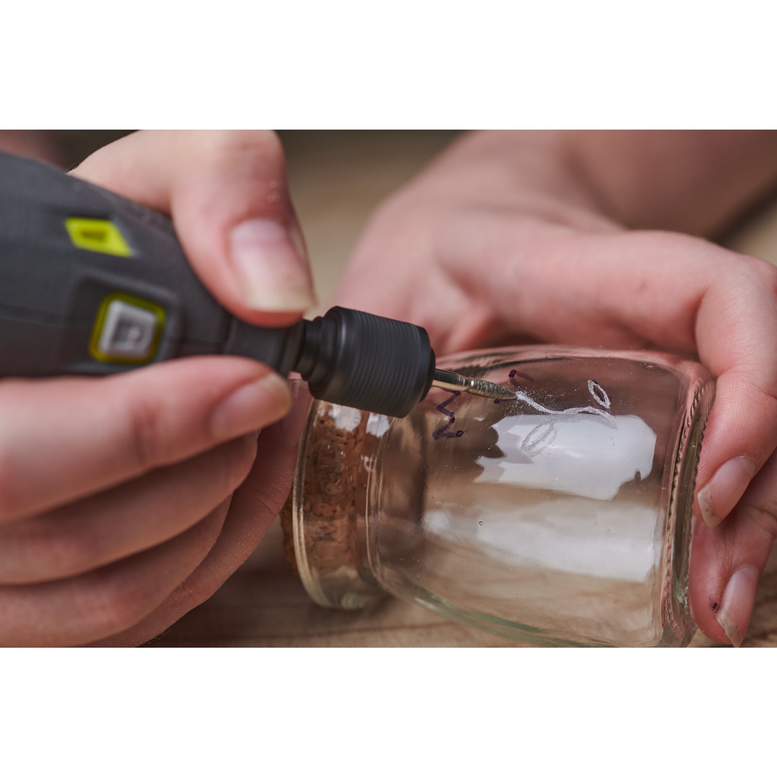 Bit diamantat cu vârf conic 2,8 mm Ryobi RAR110 - in utilizare 1