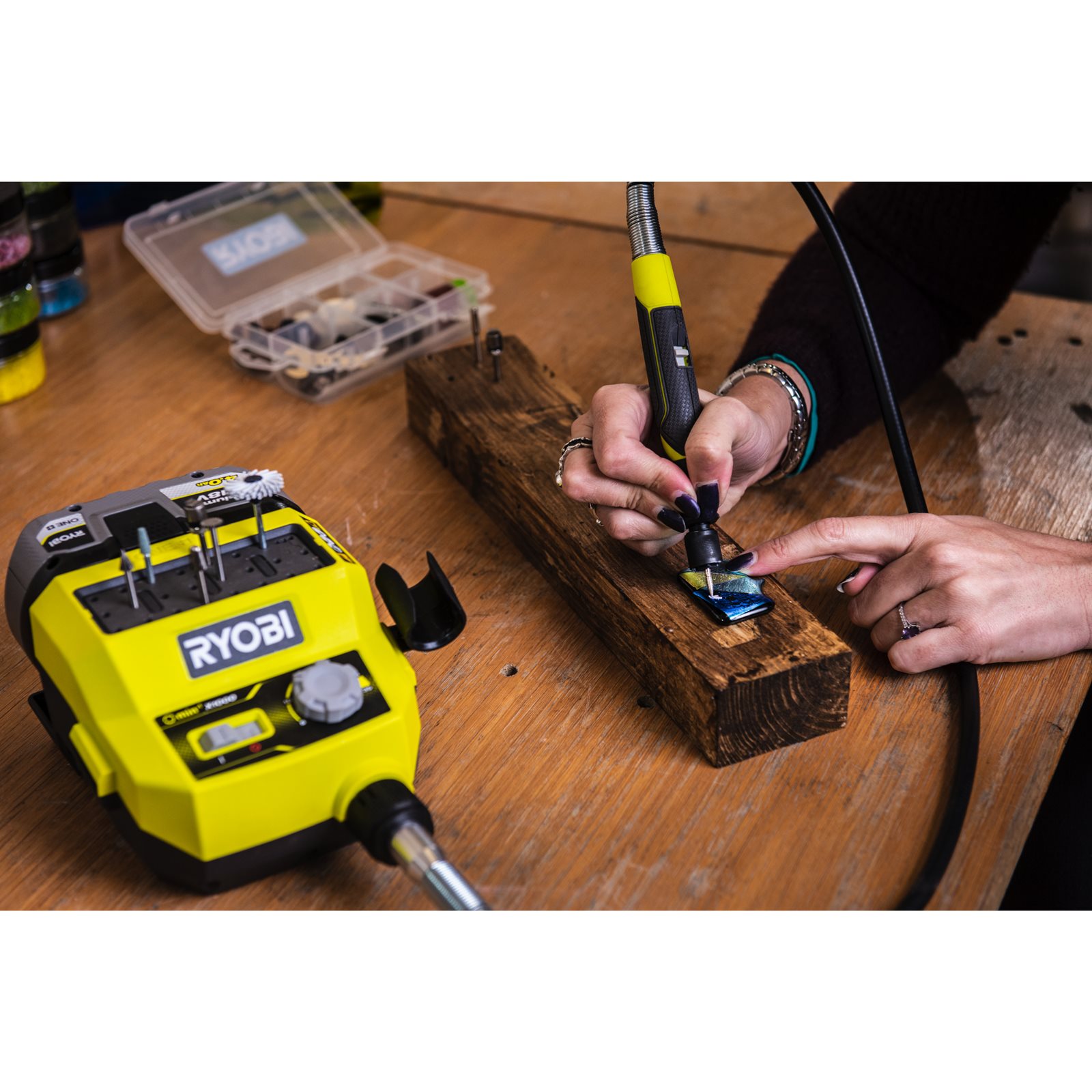 Bit diamantat cu vârf conic 2,8 mm Ryobi RAR110 - in utilizare 2