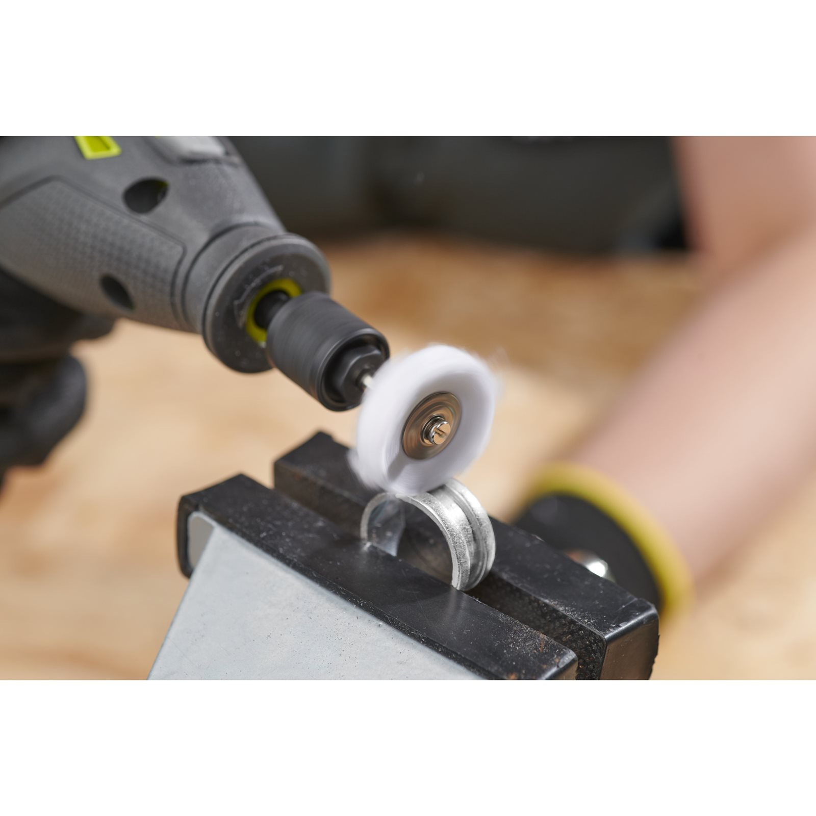 Disc de lustruire din bumbac 25.4 mm Ryobi RAR201 - in utilizare 1