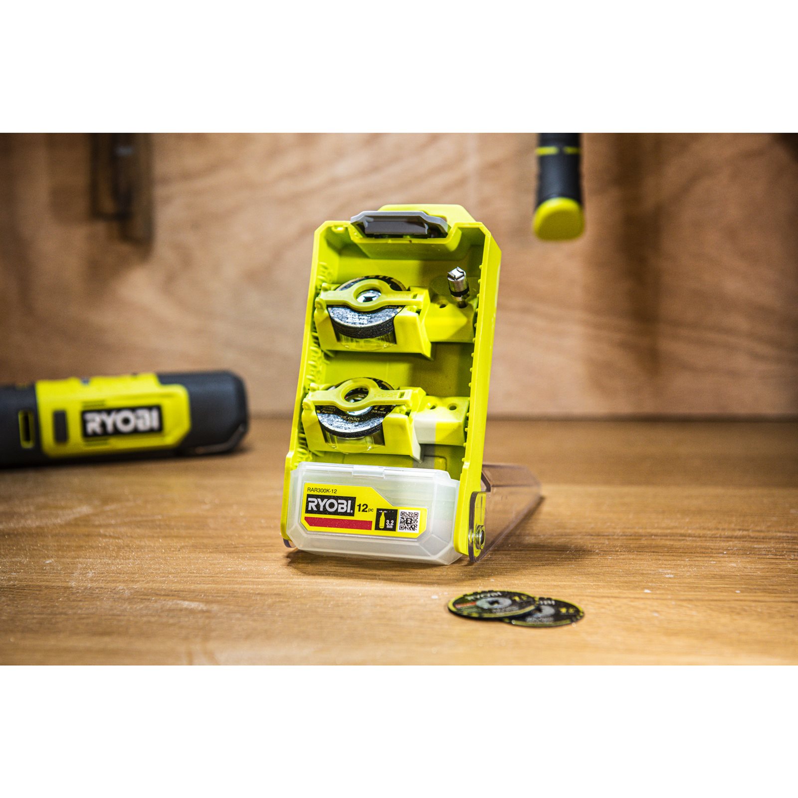 Set de 12 de discuri de tăiere cu blocare prin răsucire Ryobi RAR300K-12 - in utilizare 1