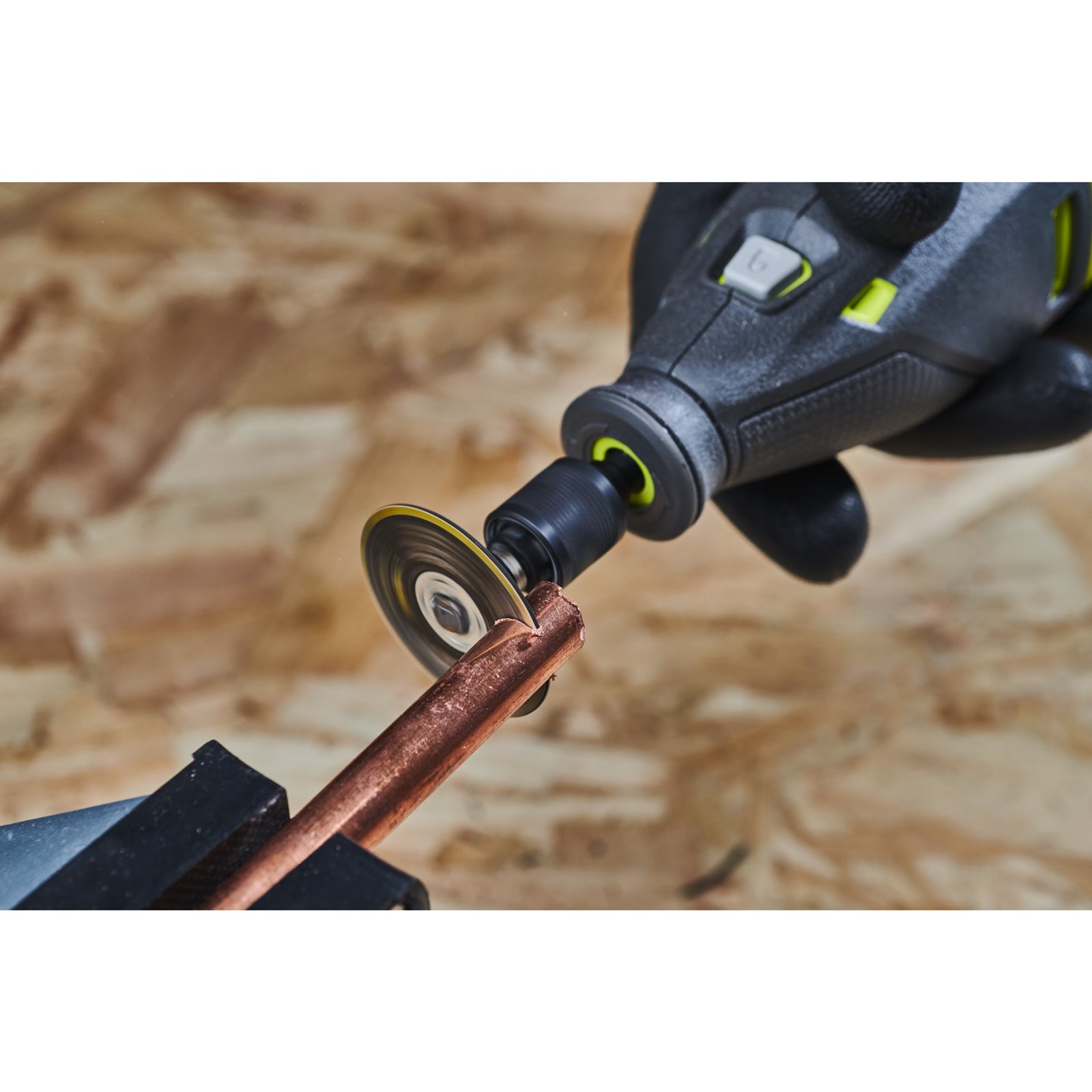 Pachet de discuri de tăiere pentru metal / plastic de 38 mm Ryobi RAR302-5 - in utilizare 1