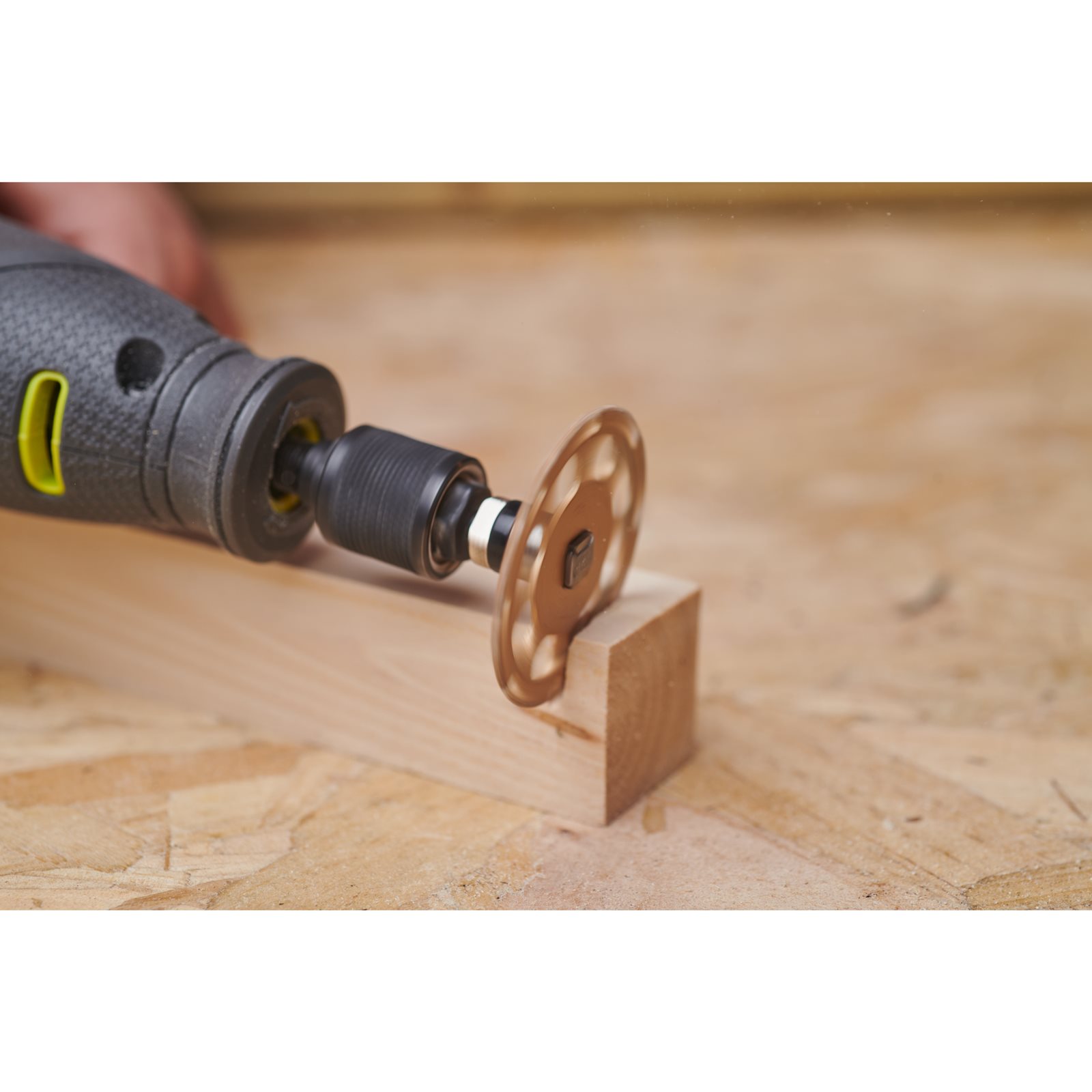 Disc de tăiere 38 mm pentru lemn cu blocare prin răsucire Ryobi RAR304 - in utilizare 1