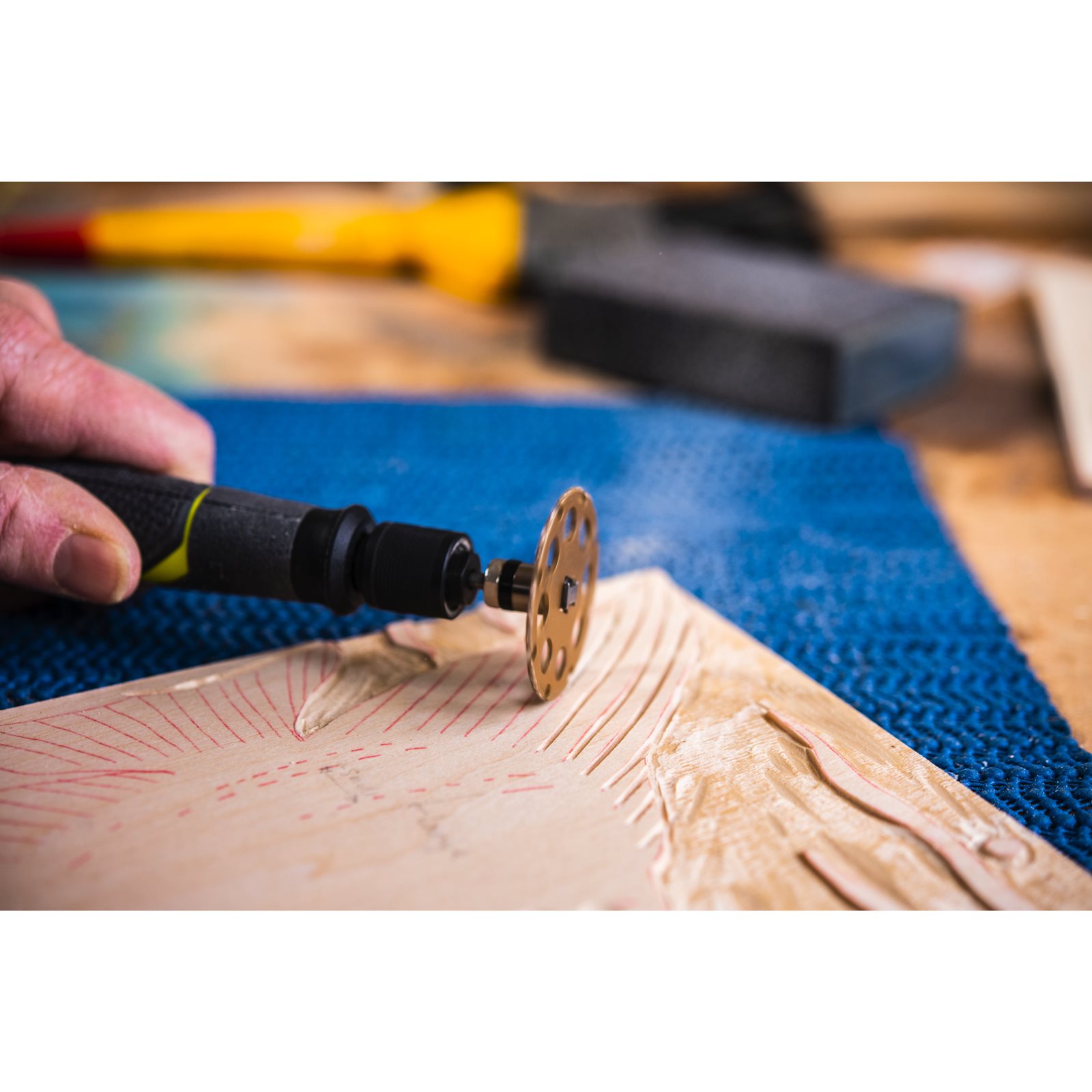 Disc de tăiere 38 mm pentru lemn cu blocare prin răsucire Ryobi RAR304 - in utilizare 2