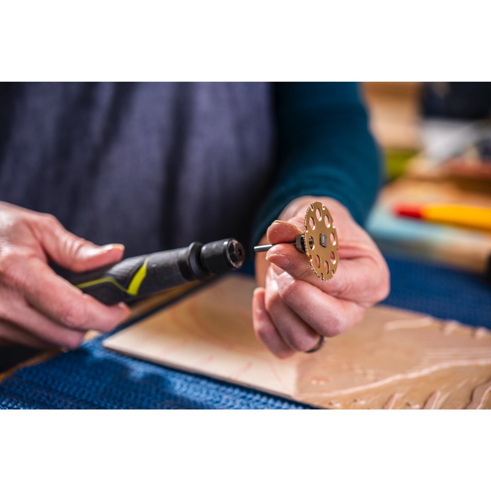 Disc de tăiere 38 mm pentru lemn cu blocare prin răsucire Ryobi RAR304 - in utilizare 4