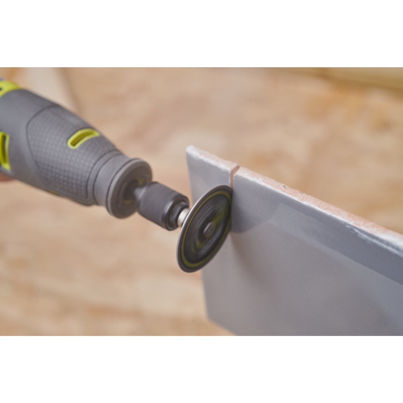 Disc diamantat 38mm pentru plăci ceramice / zidărie Ryobi RAR305 - in utilizare 1