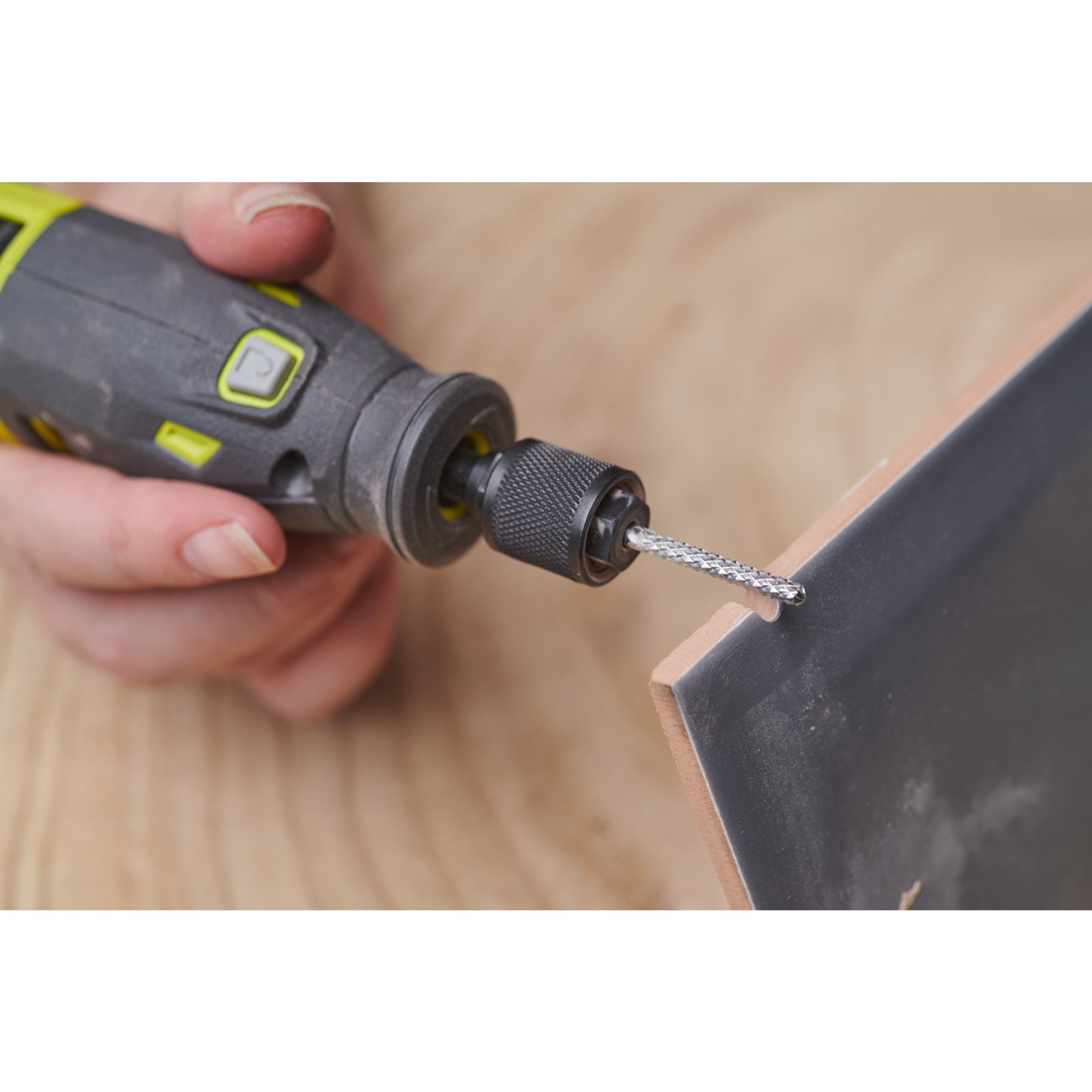 Freză de tăiat plăci ceramice 3,17mm Ryobi RAR405 - in utilizare 1