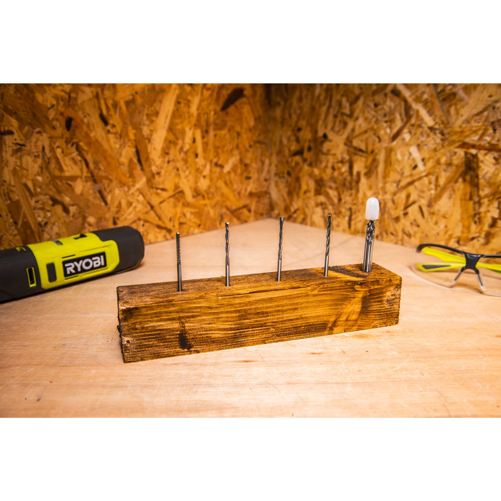 Freză de tăiat plăci ceramice 3,17mm Ryobi RAR405 - in utilizare 2