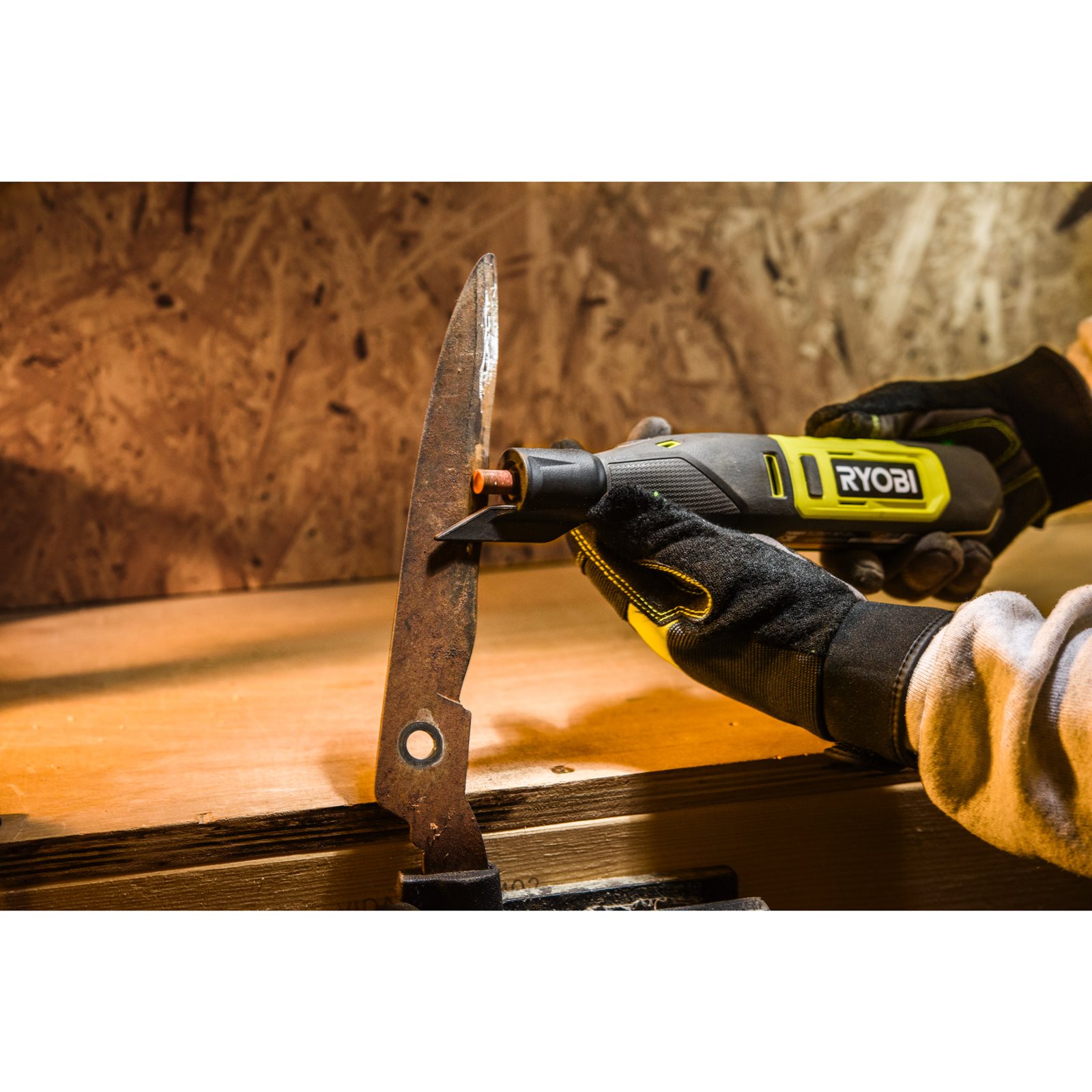 Set combinat de ascuțire pentru fierăstrău cu lanț - 3 piese Ryobi RAR502-3 - in utilizare 1