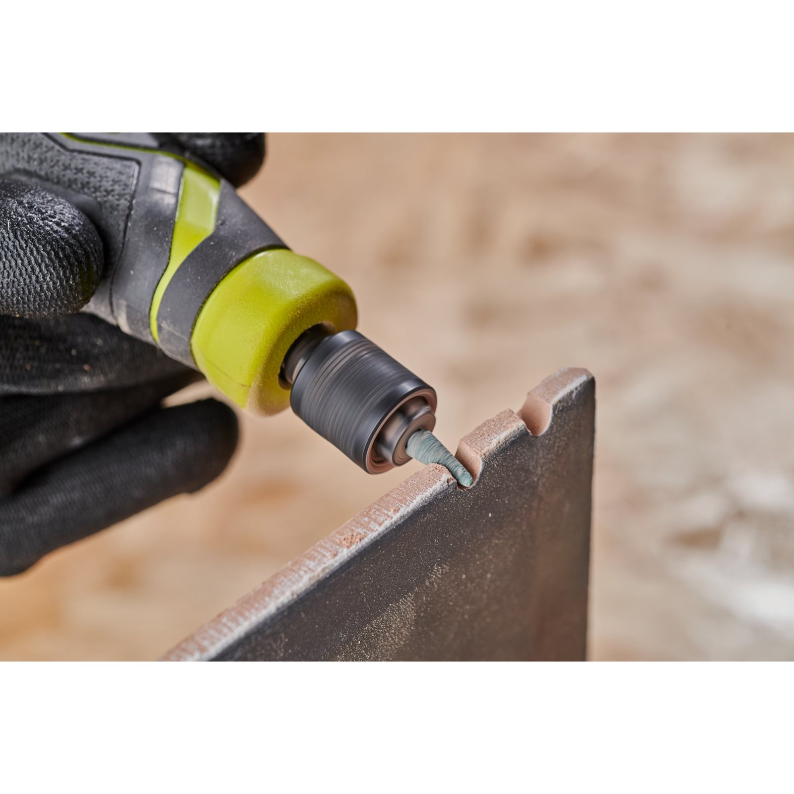 Piatră din carbură de siliciu pentru polizor cu vârf conic 4,8 mm Ryobi RAR506-2 - in utilizare 1